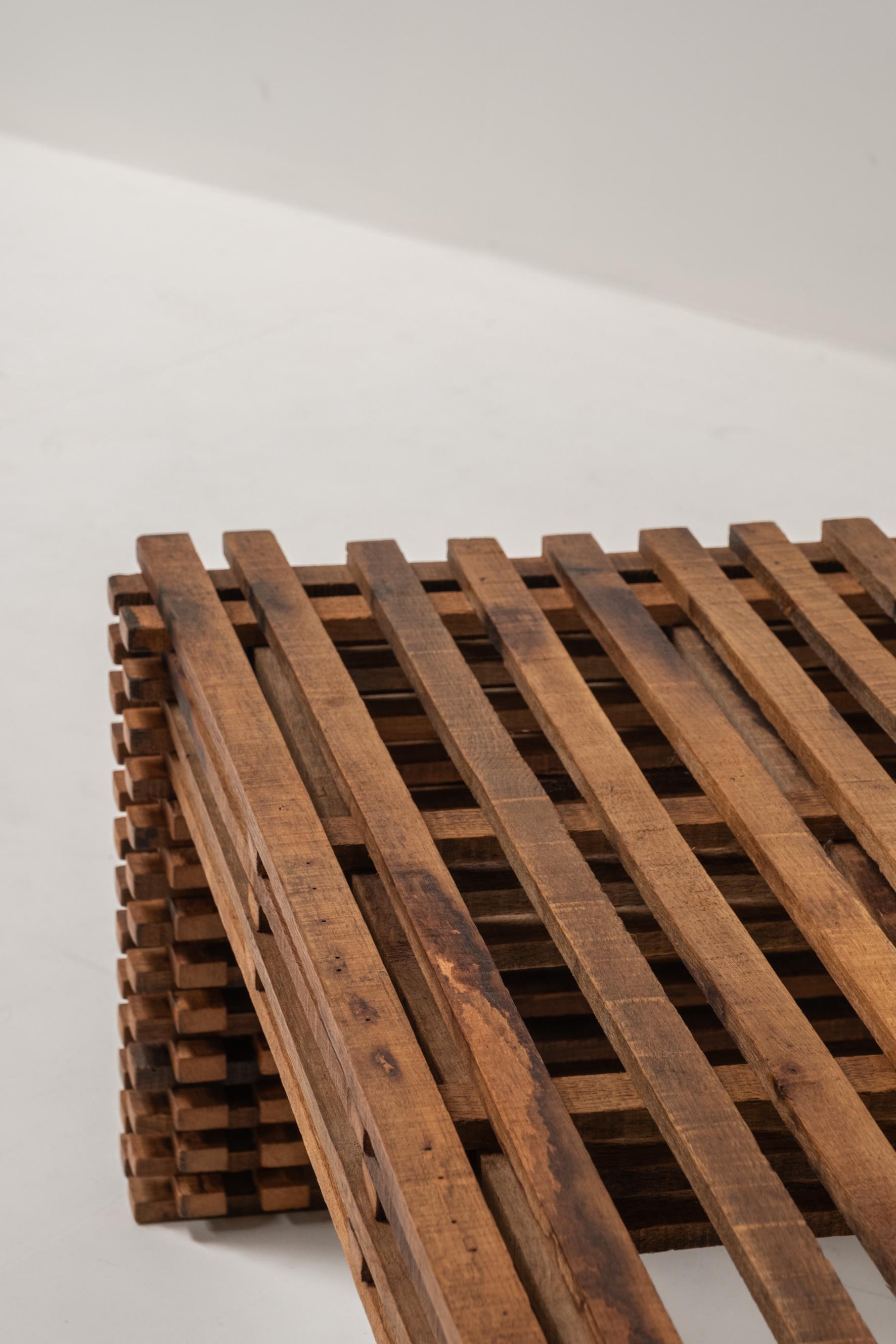 Tavolino da caffè a doghe in legno vintage - Design scultoreo, stile anni '70 in vendita 1