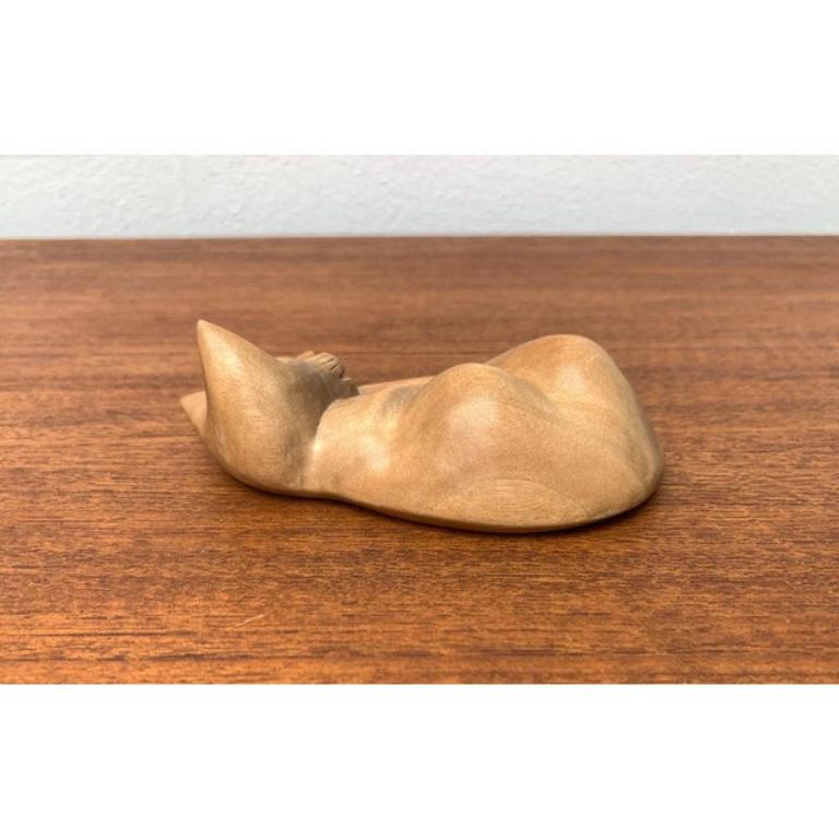 Figurine de lune en bois endormie, 1970 en vente 3