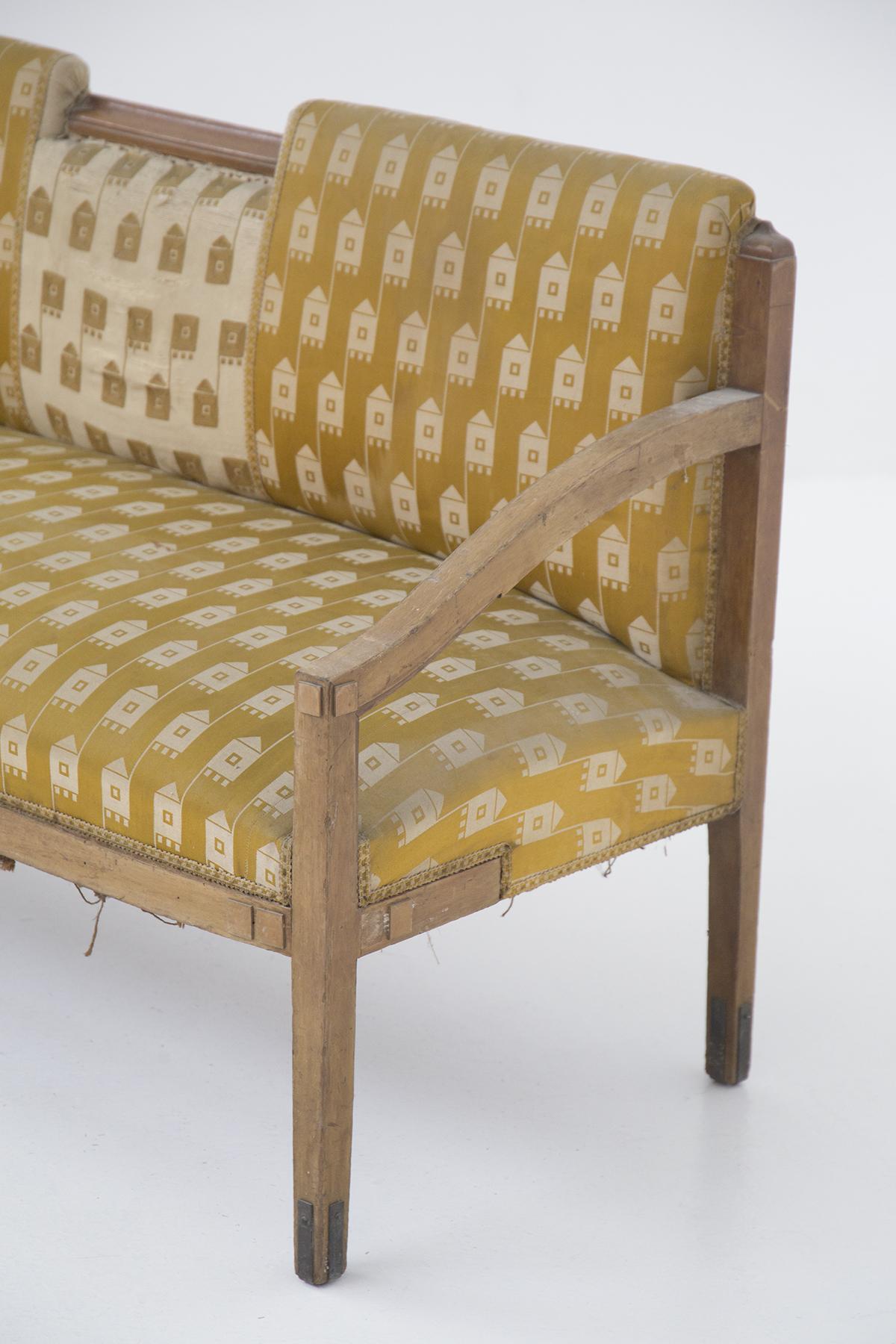 Le canapé a été conçu dans les années 1950 dans le respect de l'artisanat italien.
Il est tapissé dans le tissu d'origine.
La structure est très simple et de formes dures, faite de bois simple, mais durable et belle. Il y a 4 pieds carrés,