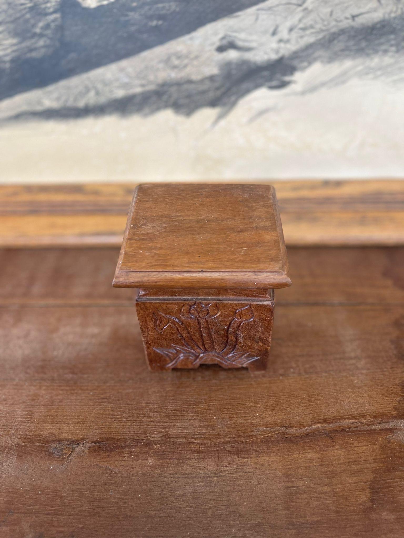 Late 20th Century Vintage Wooden Stand Carved Floral Motif For Sale