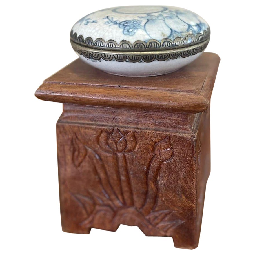 Stand vintage en bois sculpté de motifs floraux en vente