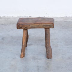 Vieux tabouret en bois