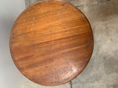 Vieux tabouret en bois