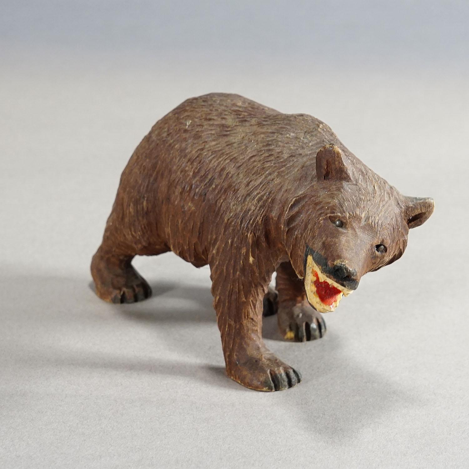 Sculpté à la main Ancien ours en bois en promenade sculpté à la main à Brienz vers 1950 en vente
