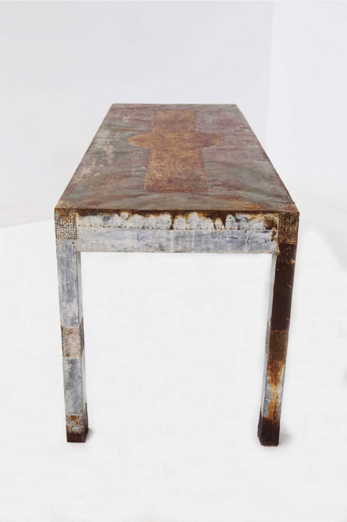 Holztisch im Vintage-Stil mit geriffeltem Blattmetallbezug 3