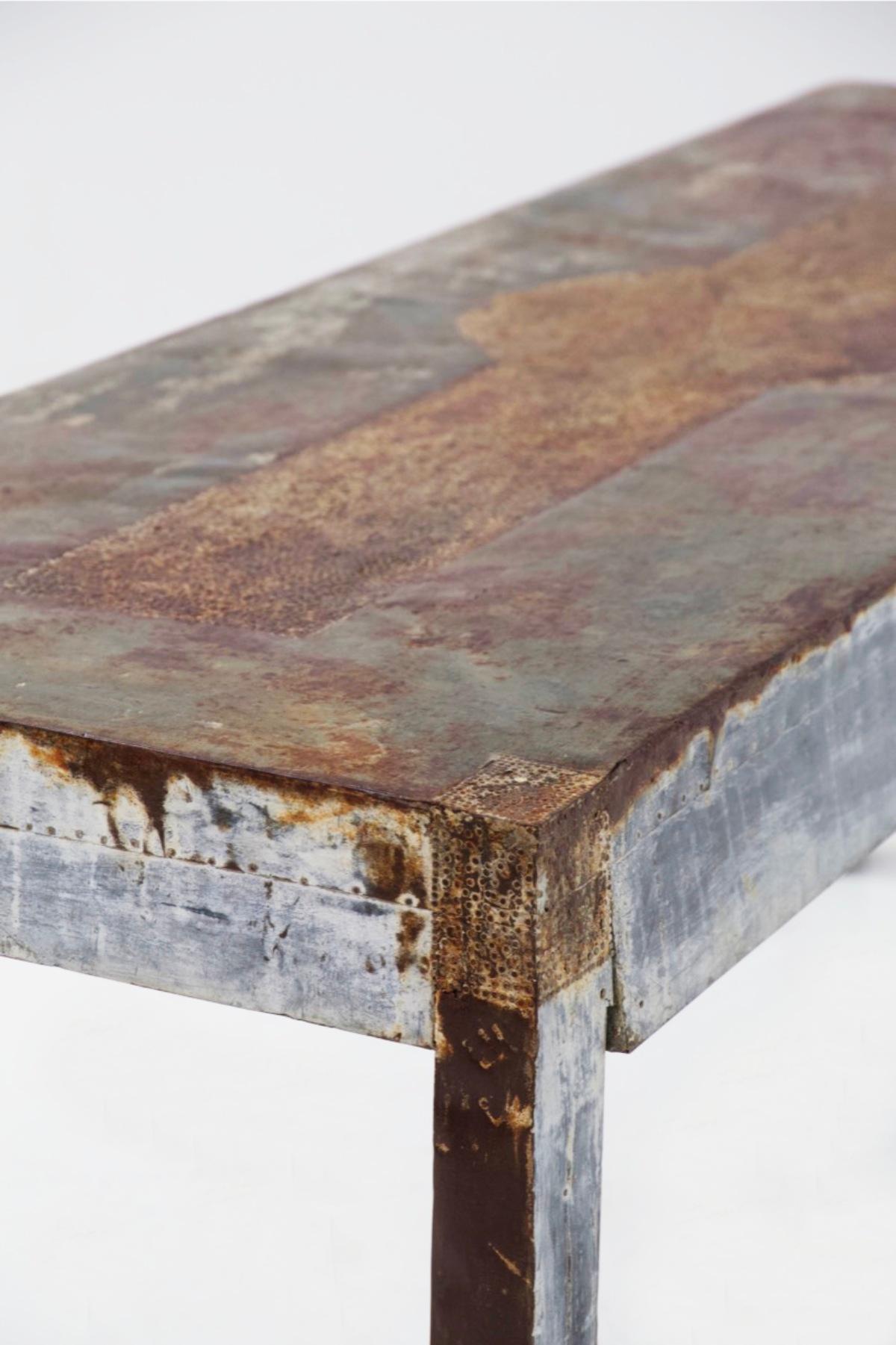 Holztisch im Vintage-Stil mit geriffeltem Blattmetallbezug 5