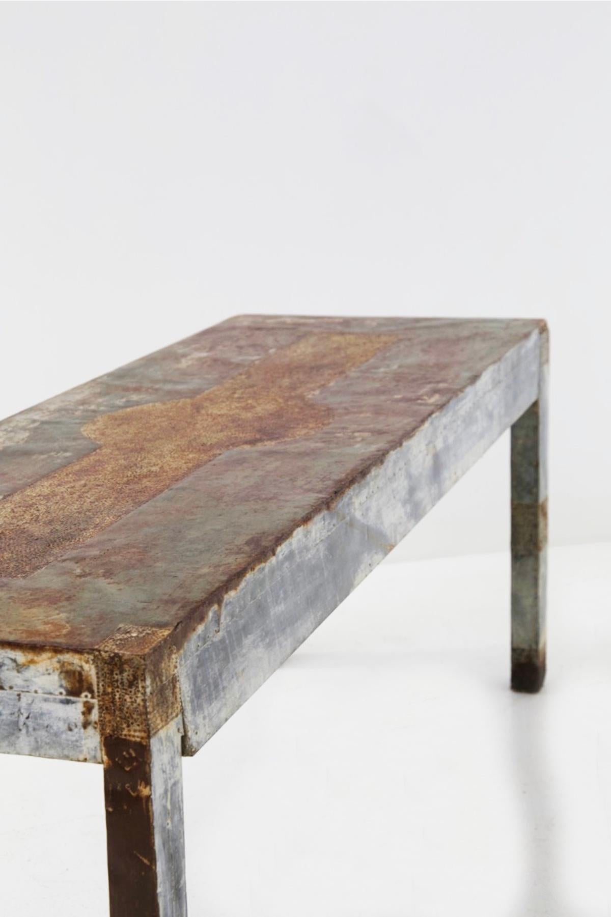 Holztisch im Vintage-Stil mit geriffeltem Blattmetallbezug 6