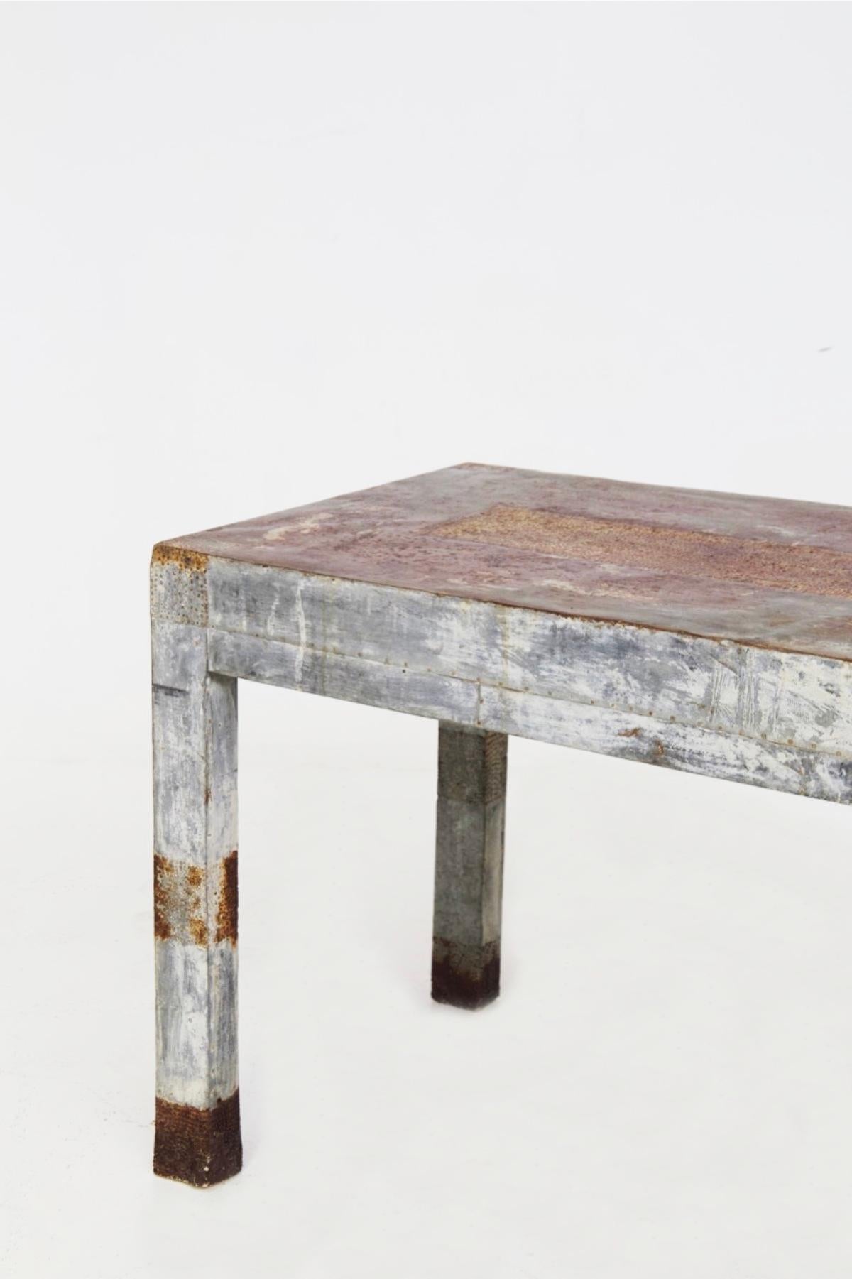 Charakteristischer gedeckter Holztisch aus den frühen 1900er Jahren, hergestellt in Italien.
Der Tisch ist wirklich prächtig in seiner Ausführung und Verarbeitung.
Der Tisch ist im Ganzen einfach: Er hat vier quadratische Beine, die das Gestell