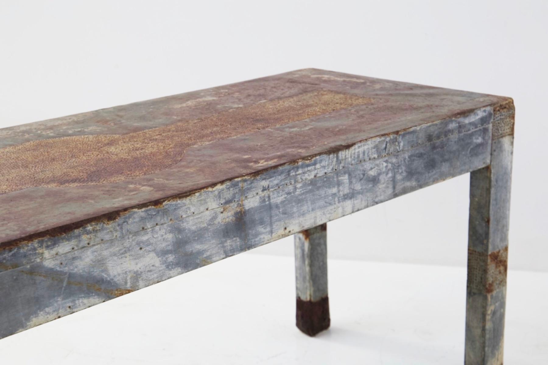 Holztisch im Vintage-Stil mit geriffeltem Blattmetallbezug 13