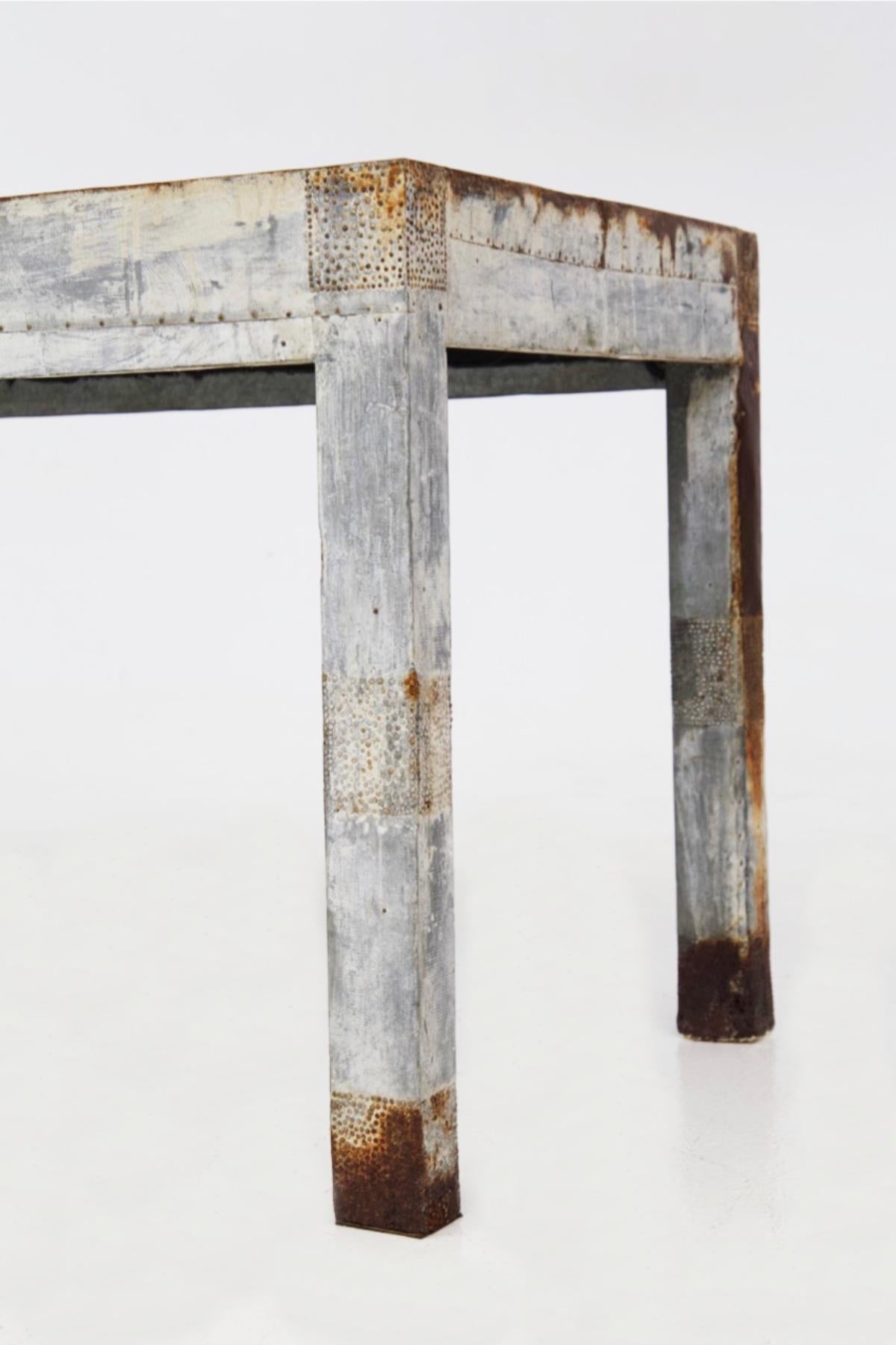 Holztisch im Vintage-Stil mit geriffeltem Blattmetallbezug (Industriell)