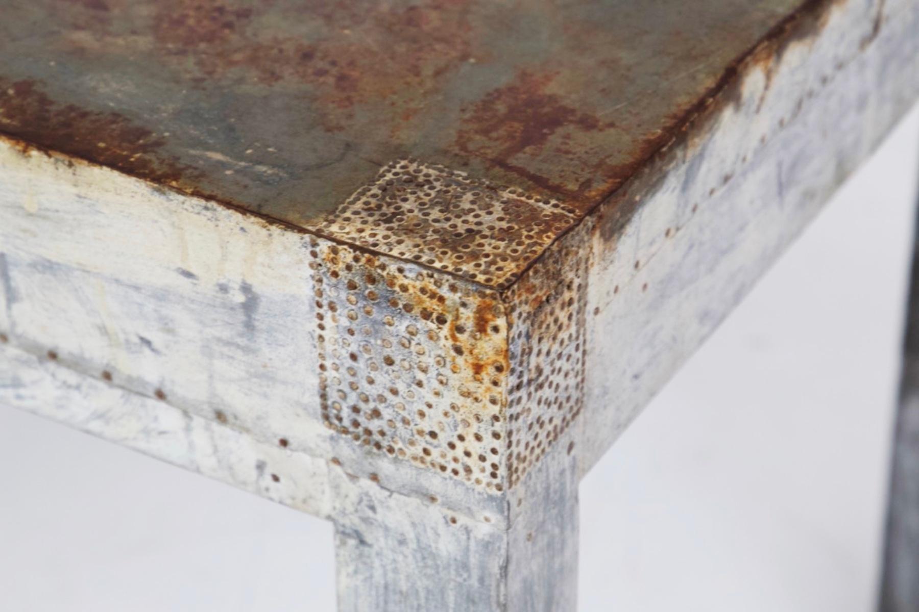 Holztisch im Vintage-Stil mit geriffeltem Blattmetallbezug (Italienisch)