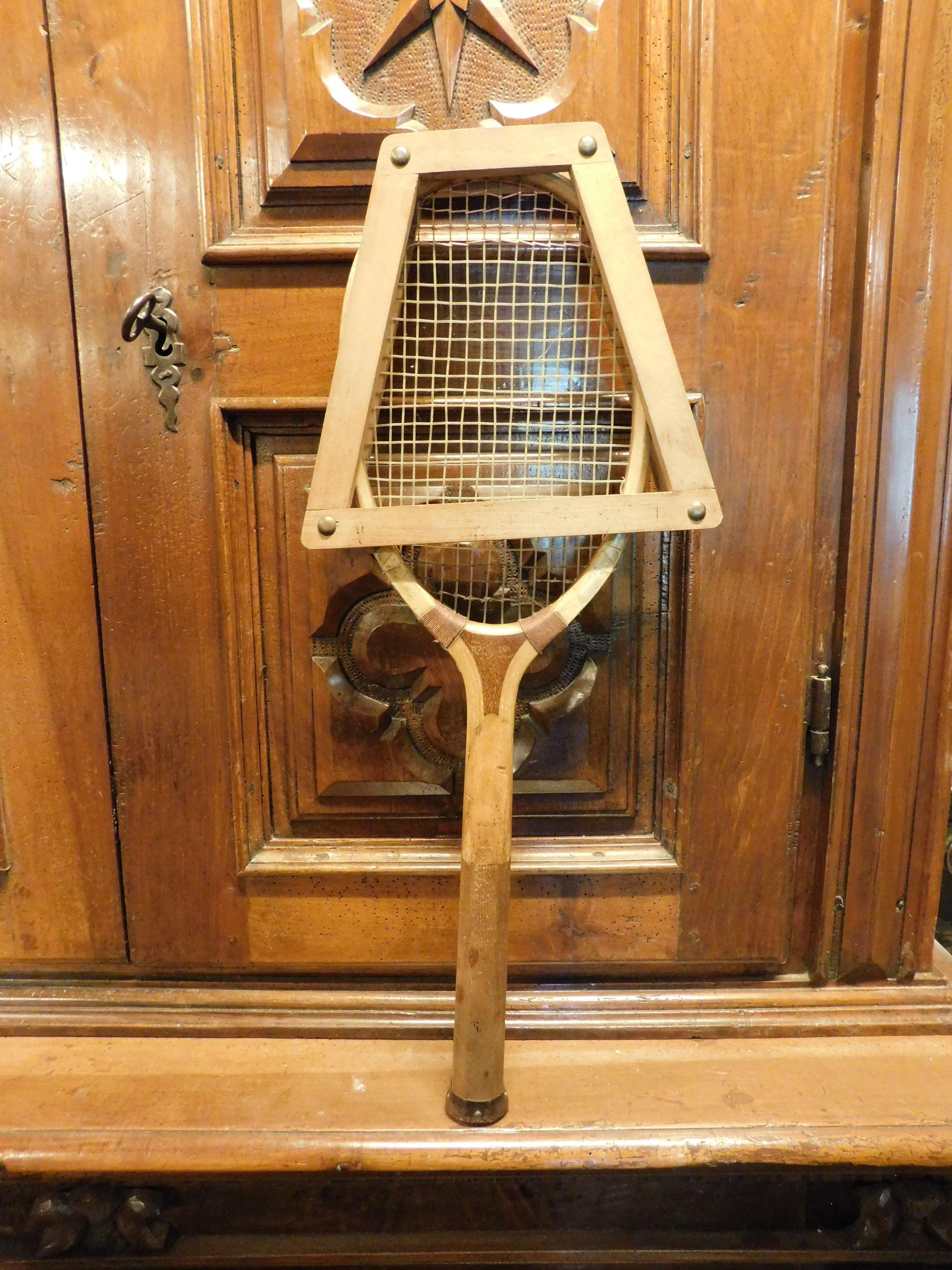 Vintage Tennisschläger, antikes Sportmemorabilia mit Holzrahmen, um die Saiten nicht zu beschädigen, Schläger komplett aus Holz, genannt 