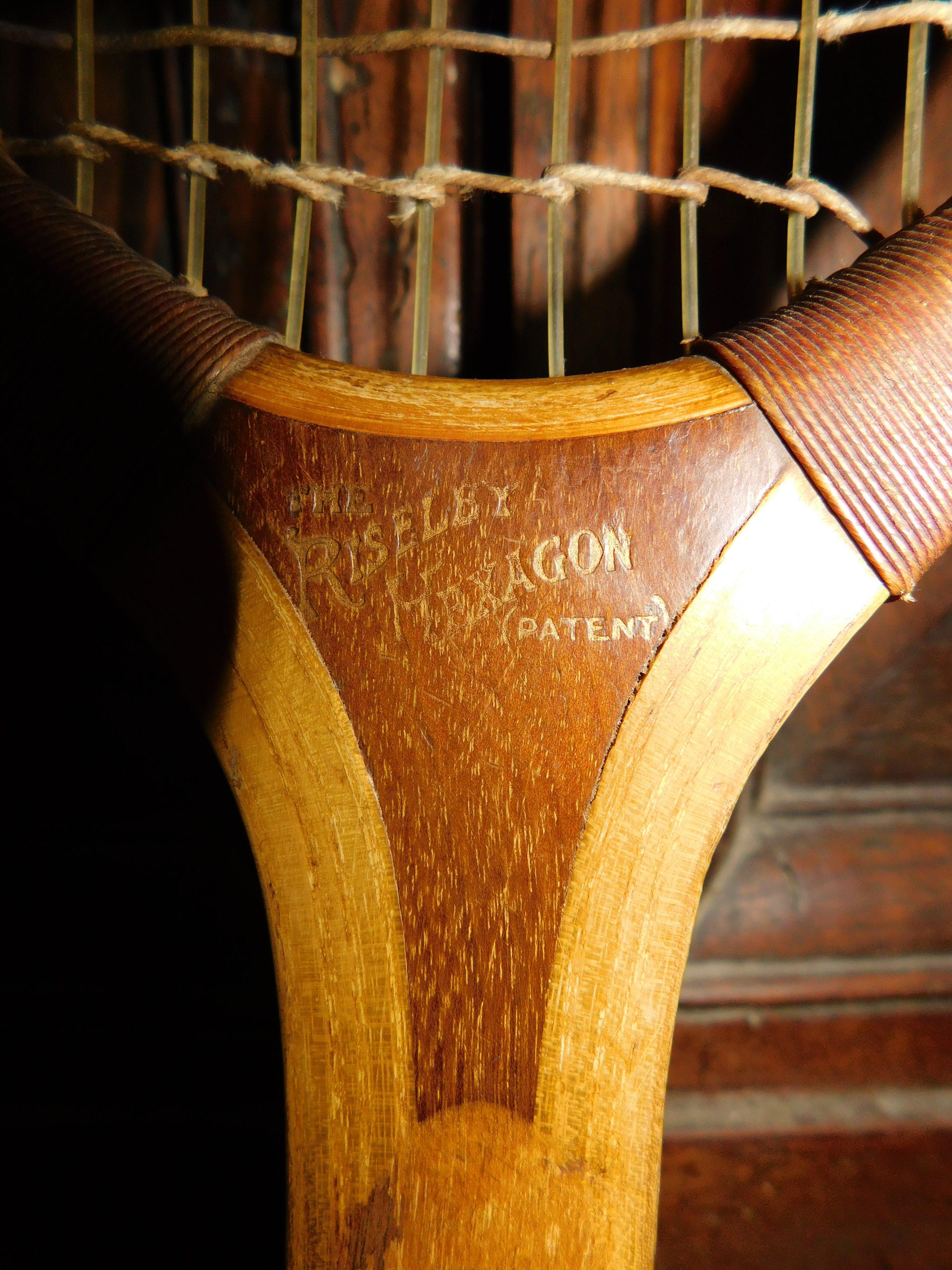 Vintage-Tennisschläger aus Holz „The riseley mexagon“, 1925 1