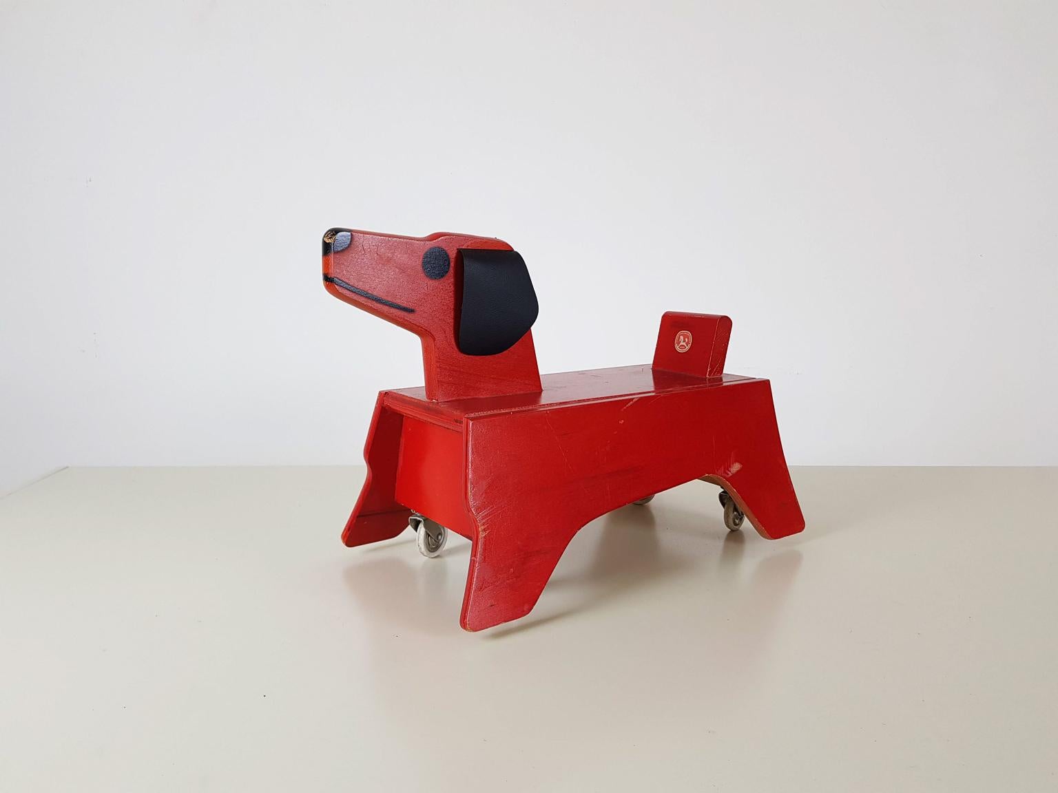 20ième siècle Vieille voiture de chien en bois par Konrad Keller Holzspielwaren:: Allemagne:: années 50 en vente