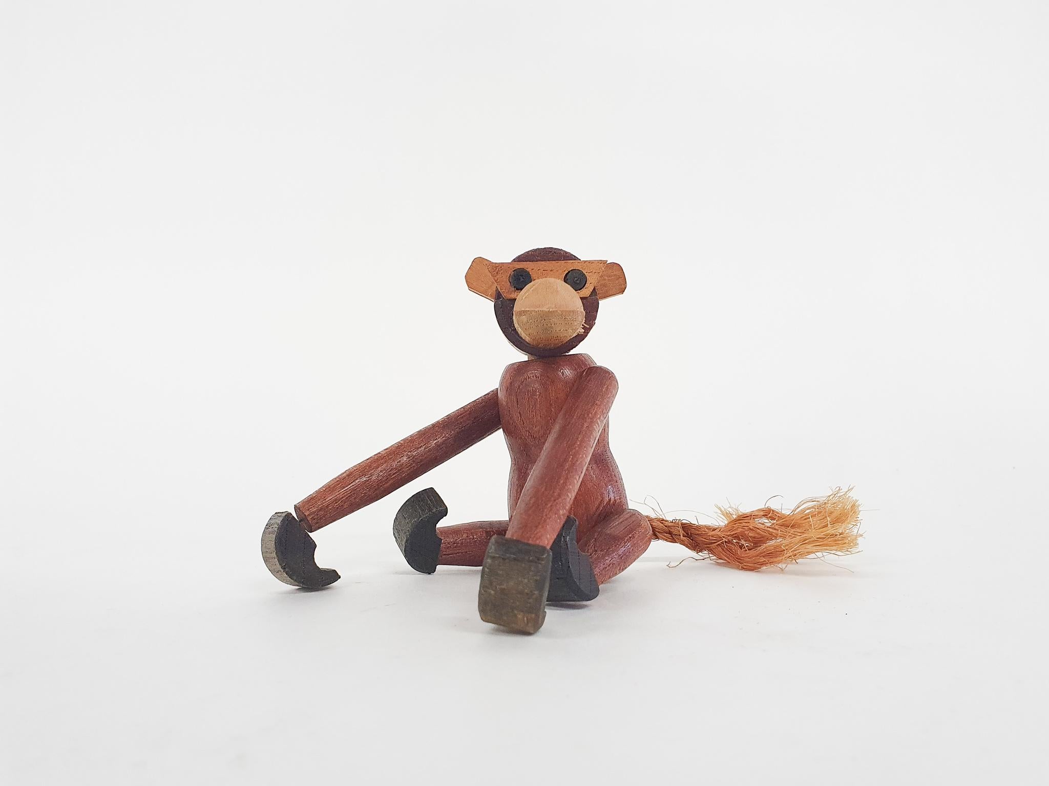 Wooden Monkey with rope tale, in the style of Kay Bojesen.
The arms, legs and head can be turned.