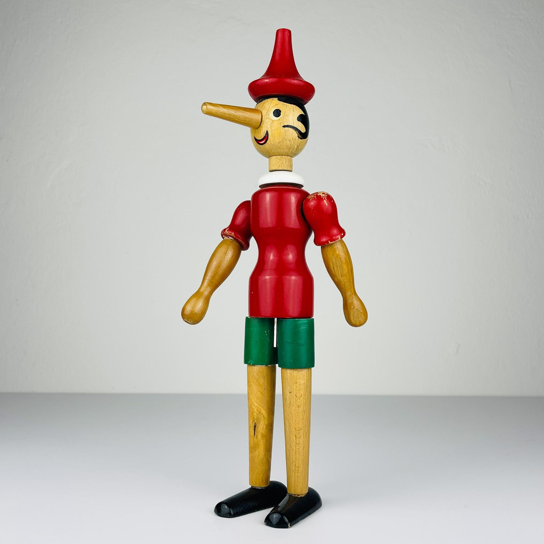 Erstaunliche, handbemalte Pinocchio-Gelenkpuppe aus Holz, hergestellt in Italien in den 1960er Jahren.

Guter Vintage-Zustand.

Abmessungen:
Breite: 9 cm / 3,54 Zoll
Höhe: 32 cm / 12,6 Zoll
Tiefe: 9 cm / 3,54 Zoll

Wir bieten einen sicheren