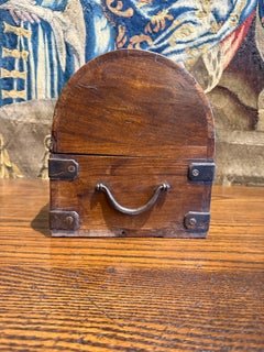 Scoffera vintage in legno con coperchio ad arco e finiture rustiche