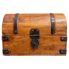 Scoffera vintage in legno con coperchio ad arco e finiture rustiche