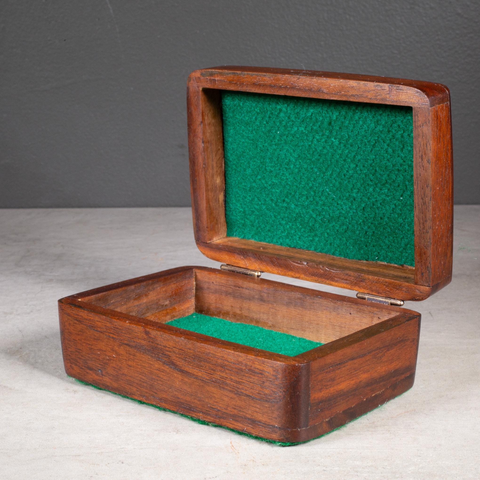ACERCA DE

Caja de baratijas pequeña de nogal forrada de fieltro. Fieltro original en la parte inferior. Se muestra con un modelo de mano a escala real. 

    CREADOR Desconocido.
    FECHA DE FABRICACIÓN c.1940-1970.
    MATERIALES Y TÉCNICAS