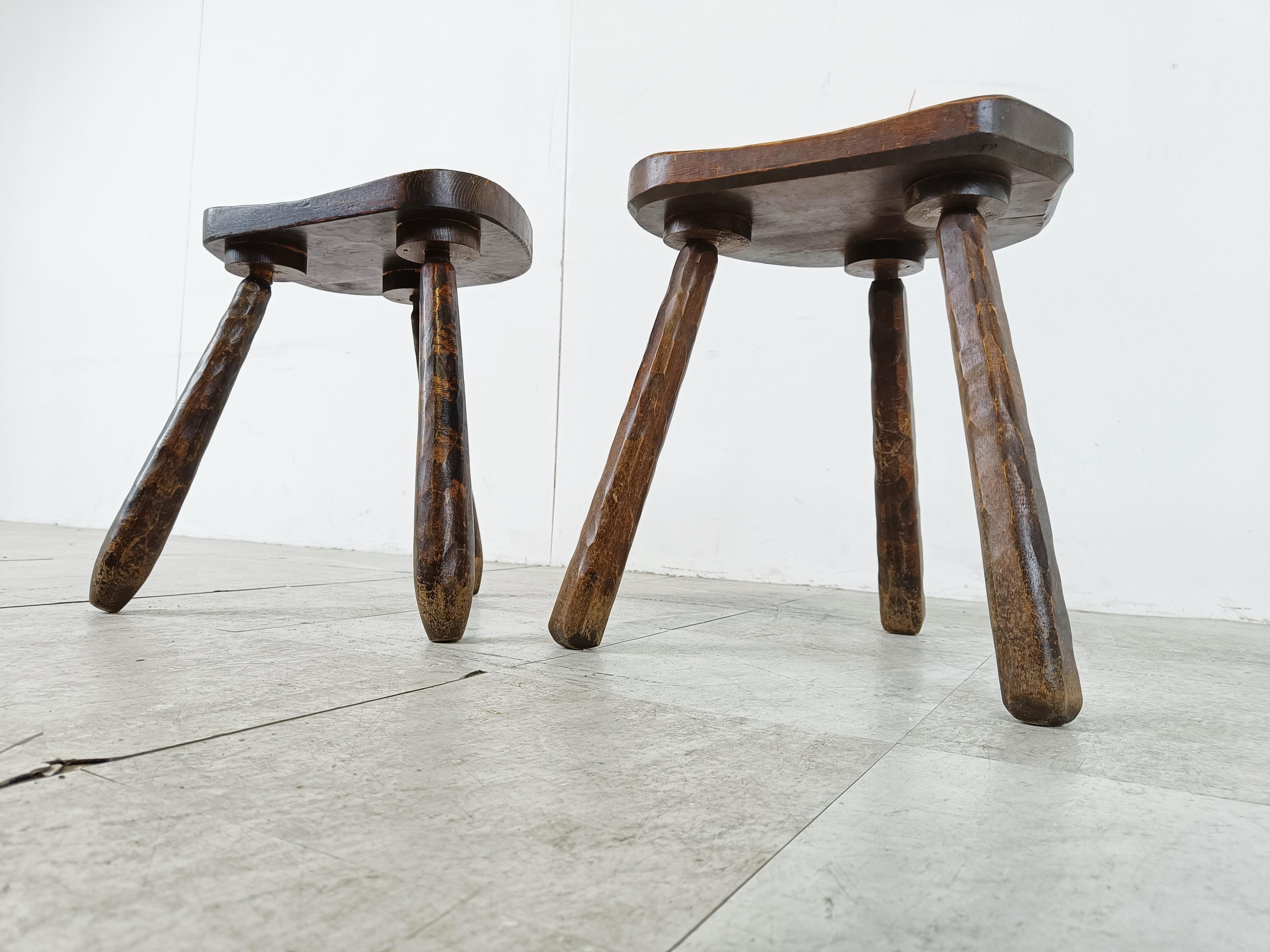 Vintage Wooden Tripod Stools - Set of 2, 1950s In Good Condition In Leuven, Vlaams Gewest