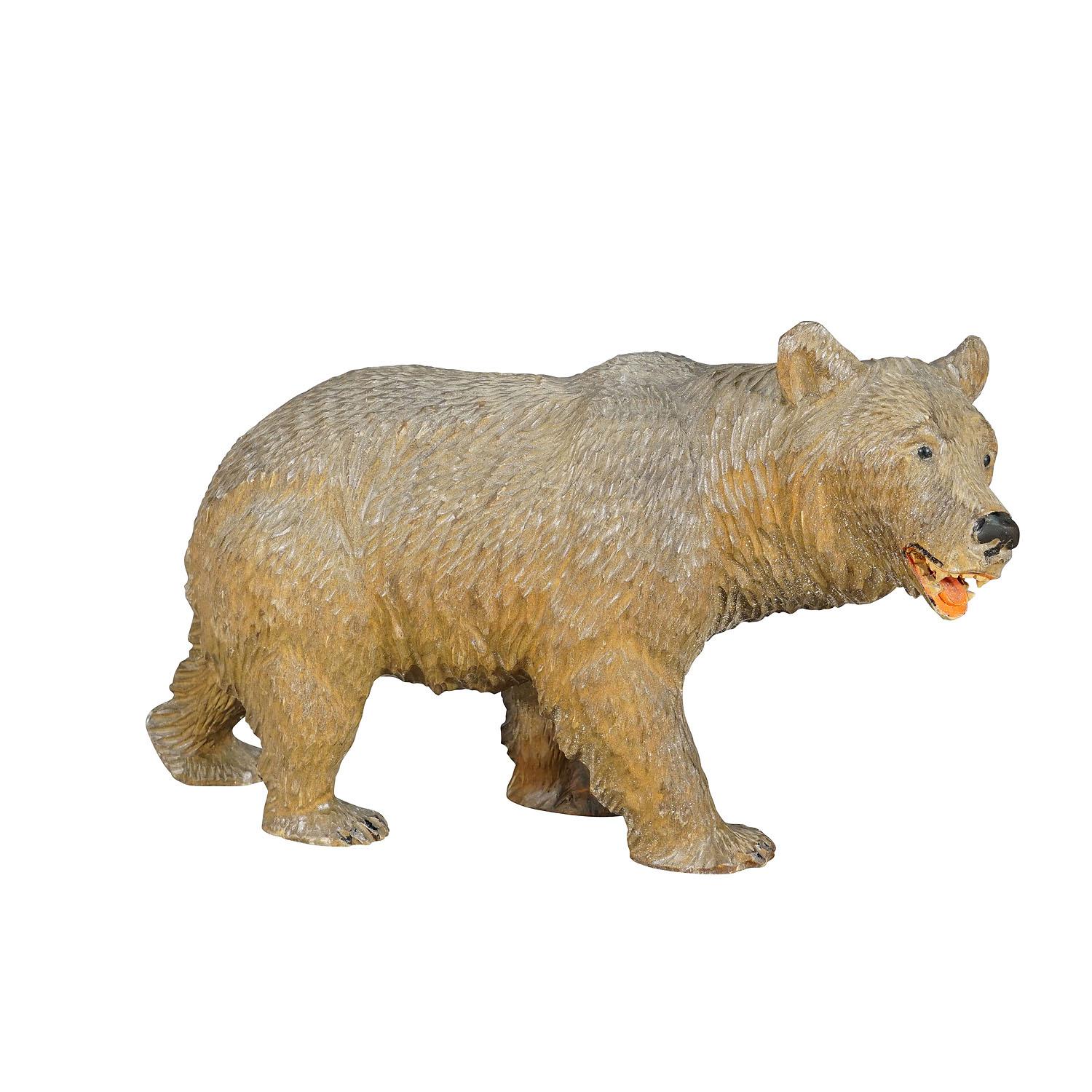 Ancien ours de marche en bois sculpté à la main à Brienz, vers 1930

Statue vintage d'un ours marcheur de la Forêt-Noire. En bois de tilleul, finement sculpté à la main avec des détails naturalistes à Brienz, en Suisse, vers les années 1930. Un