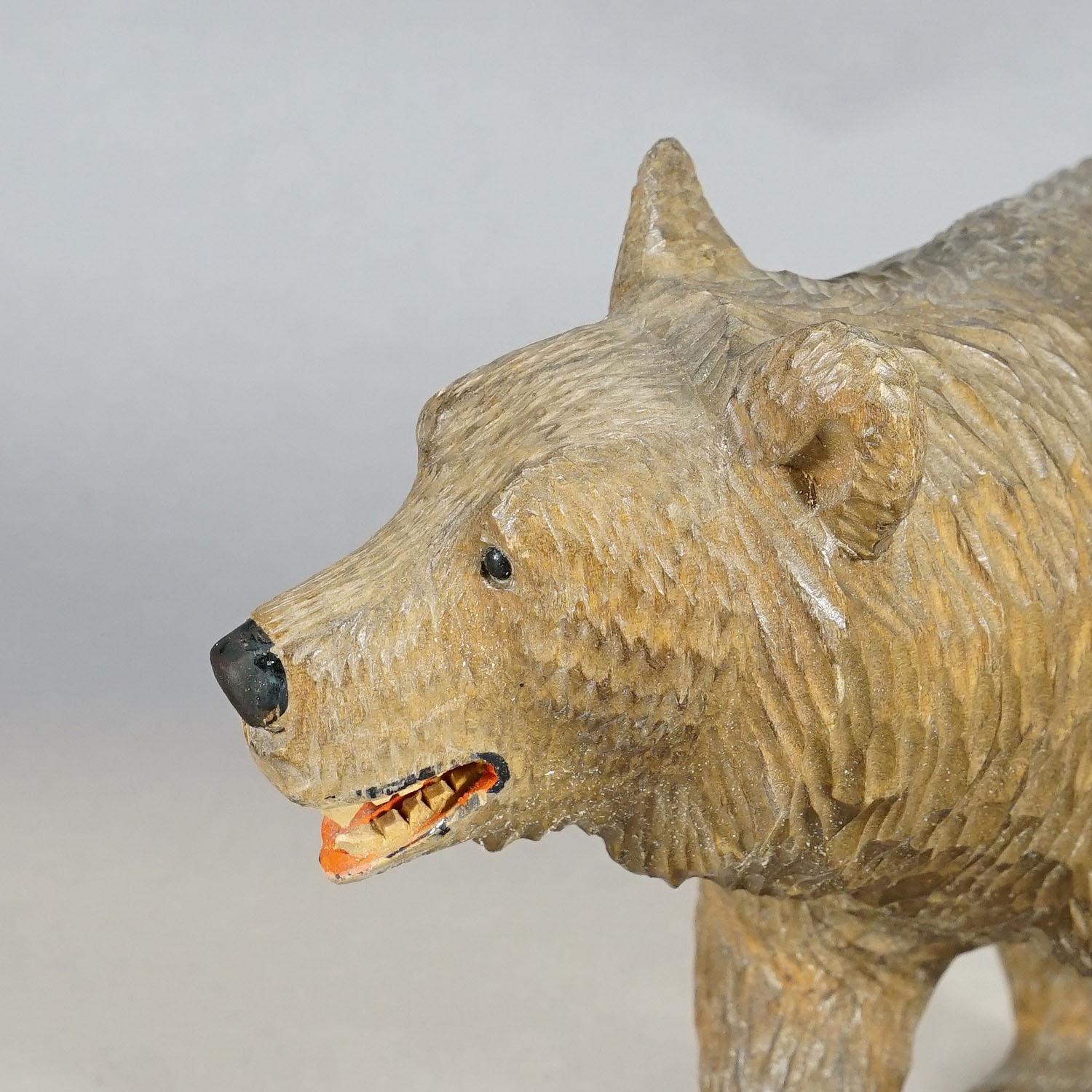 Vintage Wooden Walking Bear Handcarved in Brienz ca. 1930s In Good Condition For Sale In Berghuelen, DE