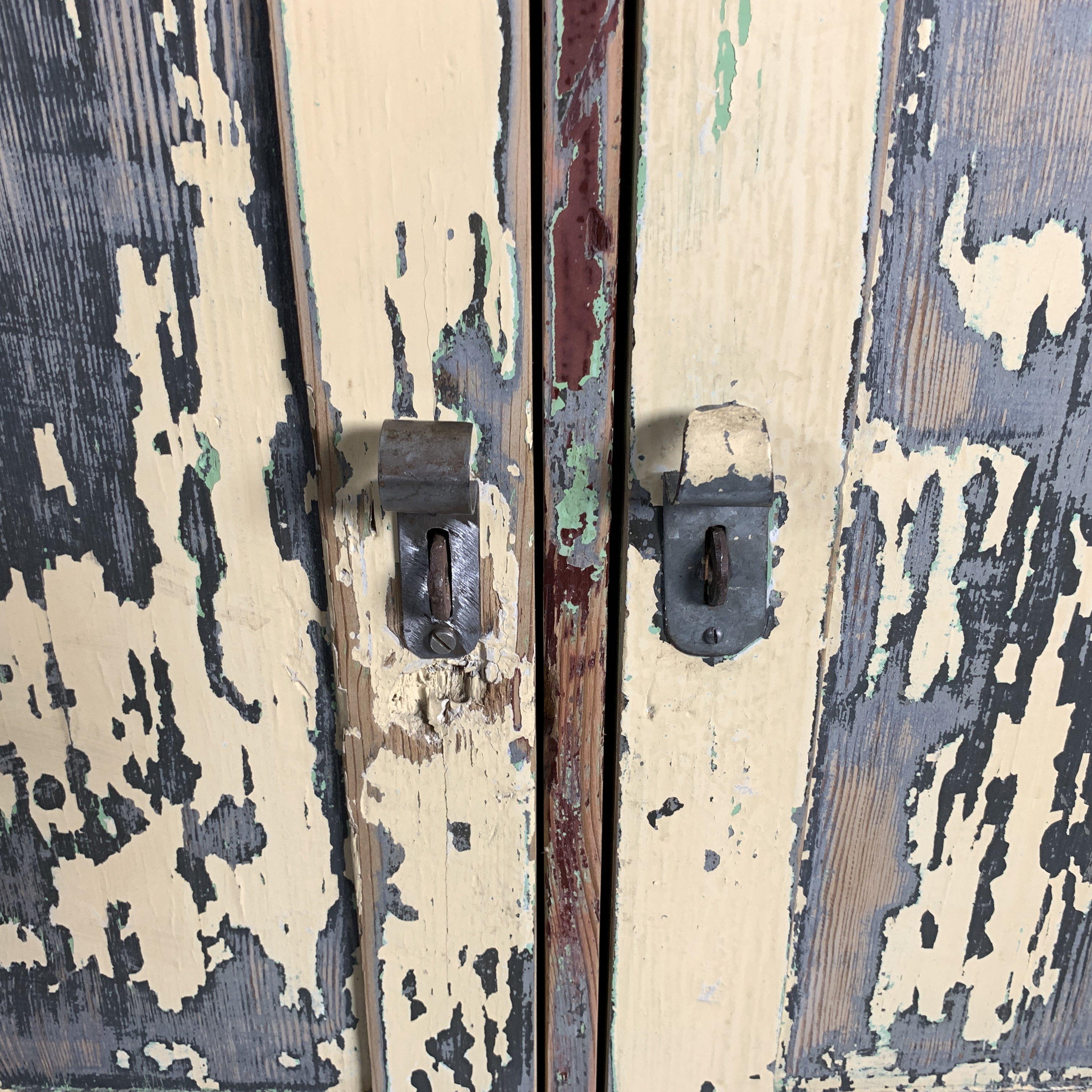 Armario industrial vintage de madera, pintura original, años 30 siglo XX en venta