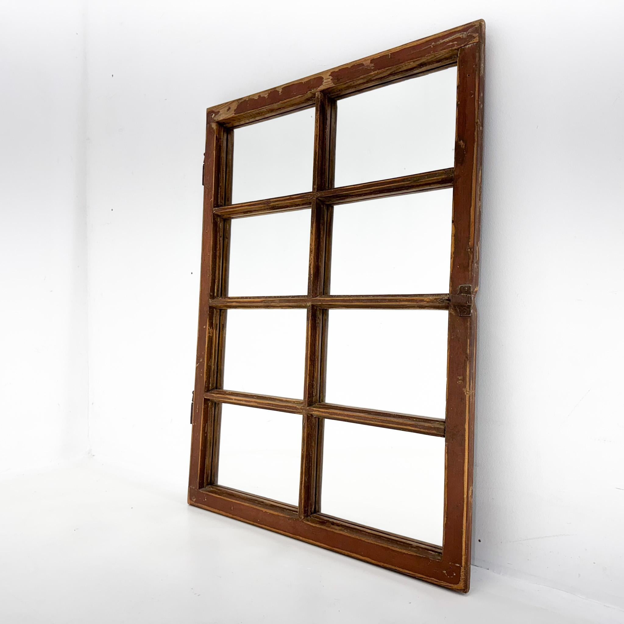 Fenêtre vintage en bois transformée en miroir avec sa patine d'origine et ses détails métalliques préservés. Deux pièces disponibles.