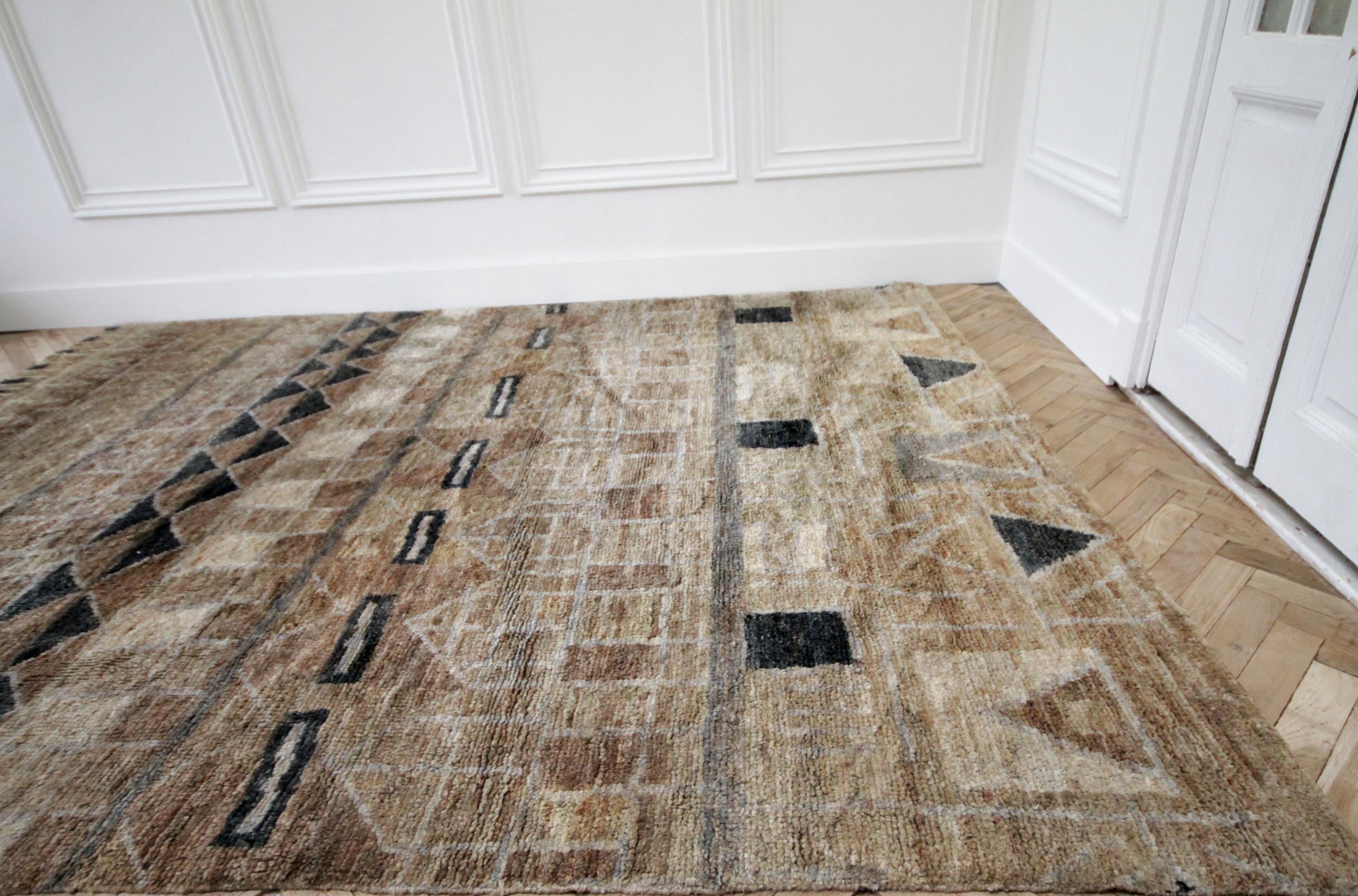 Vintage wool and natural fiber rug
Colors: Tan, brown, gold, black, and creams.
Size: 9 feet x 12 feet 4 inches
Condition: Good, this rug is a wool and natural fiber, the feel is more like a just rug. Great rug for high traffic areas.
 