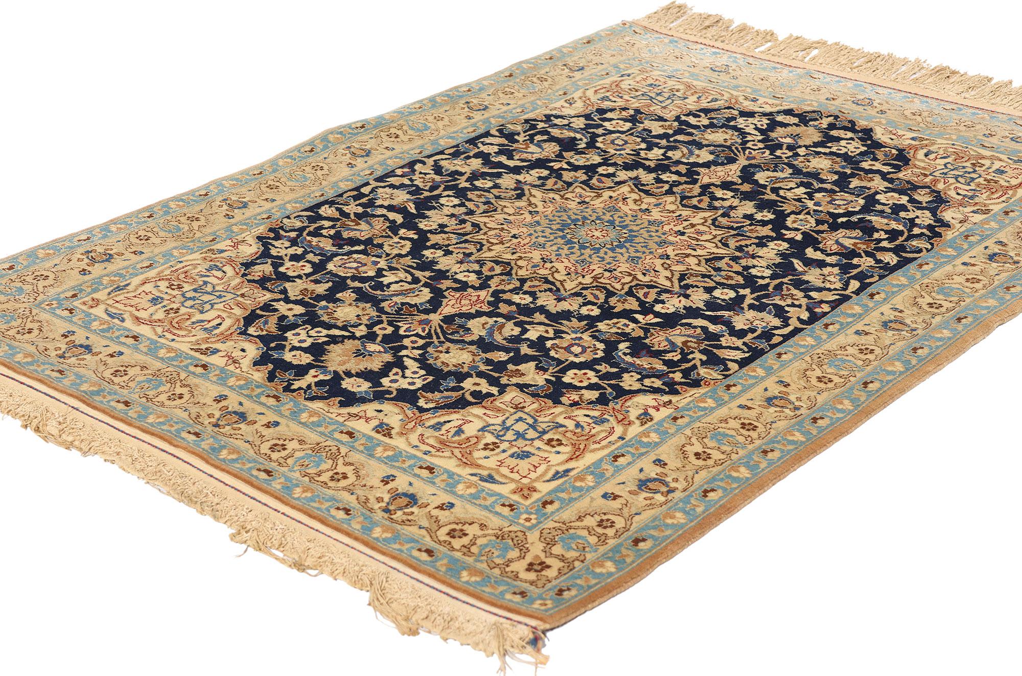 78925 Tappeto Nain persiano vintage in lana e seta, 02'10 x 04'02. Entra in un mondo di eleganza senza tempo con questo tappeto persiano vintage di Nain, annodato a mano in lana e seta, un vero capolavoro che incarna il ricco patrimonio artistico di