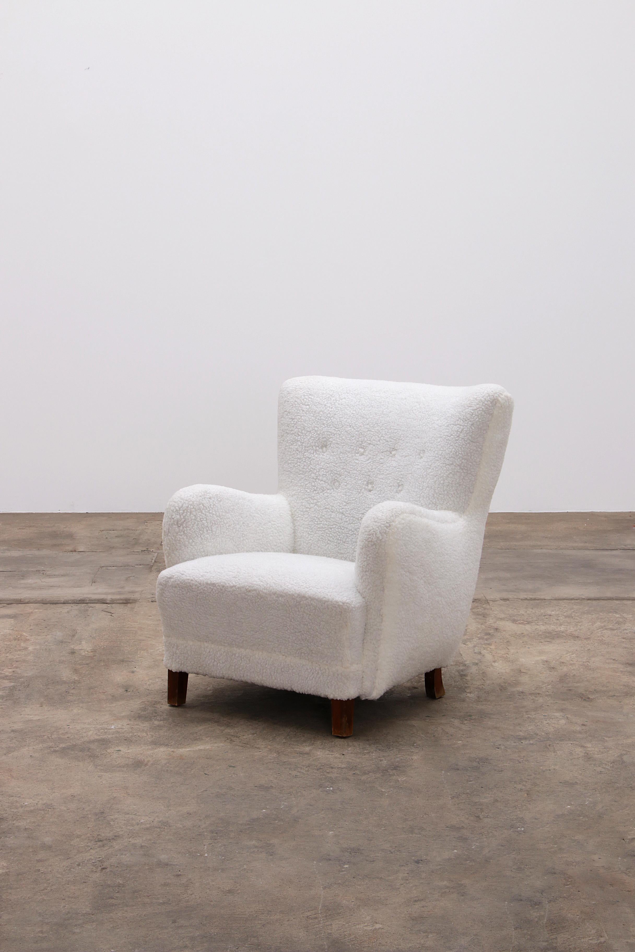 Fritz Hansen
Model 1669 Variant Armchair, ca 1950s
Armchair produced by Fritz Hansen in Denmark in the 50s. This model is a variant of the Model 1669 chair. The legs are original beech and the chair has been reupholstered with new woolen fabric.