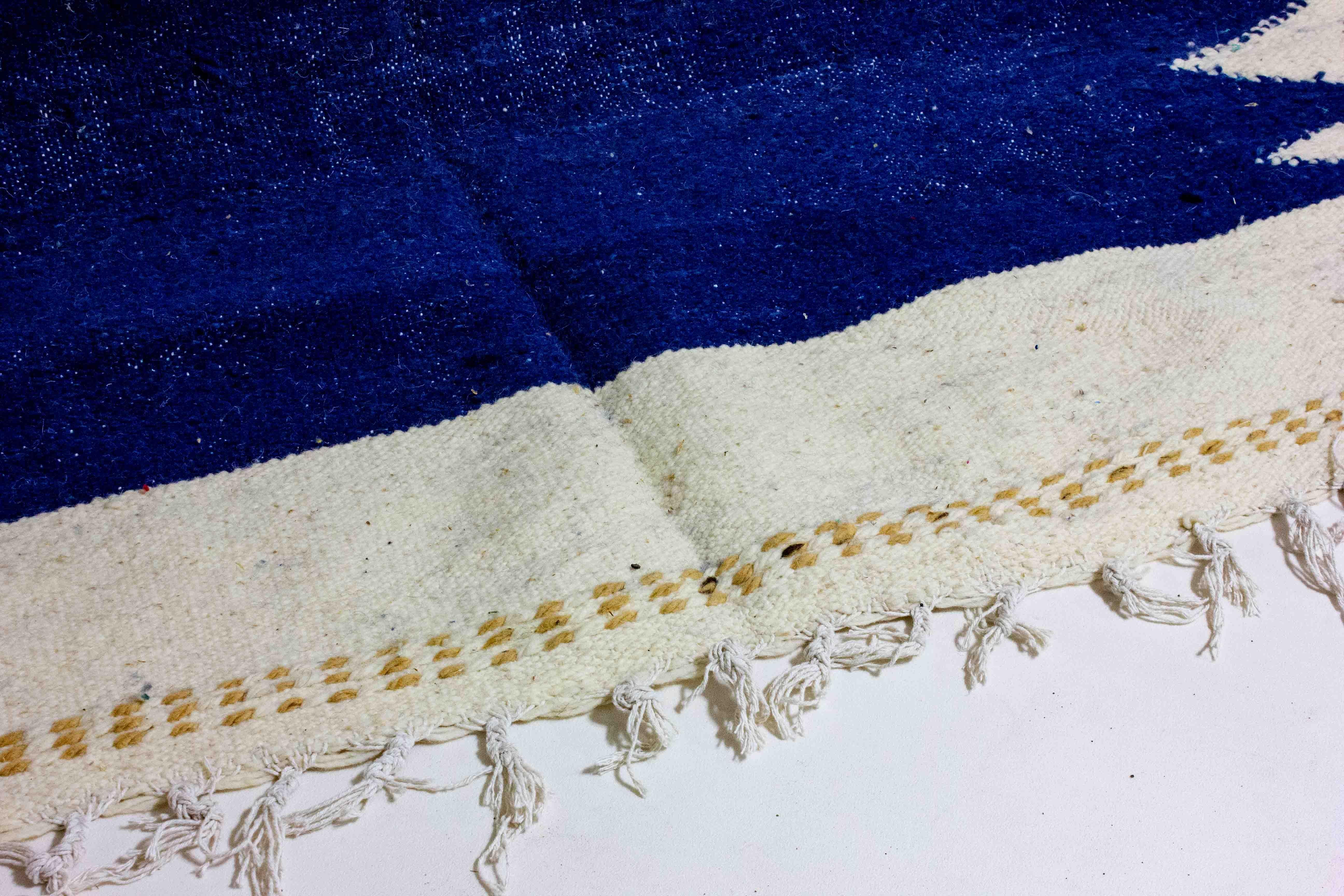 Vintage wool berber rug with abstract shapes in blue and beige In Good Condition For Sale In Antwerpen, VAN
