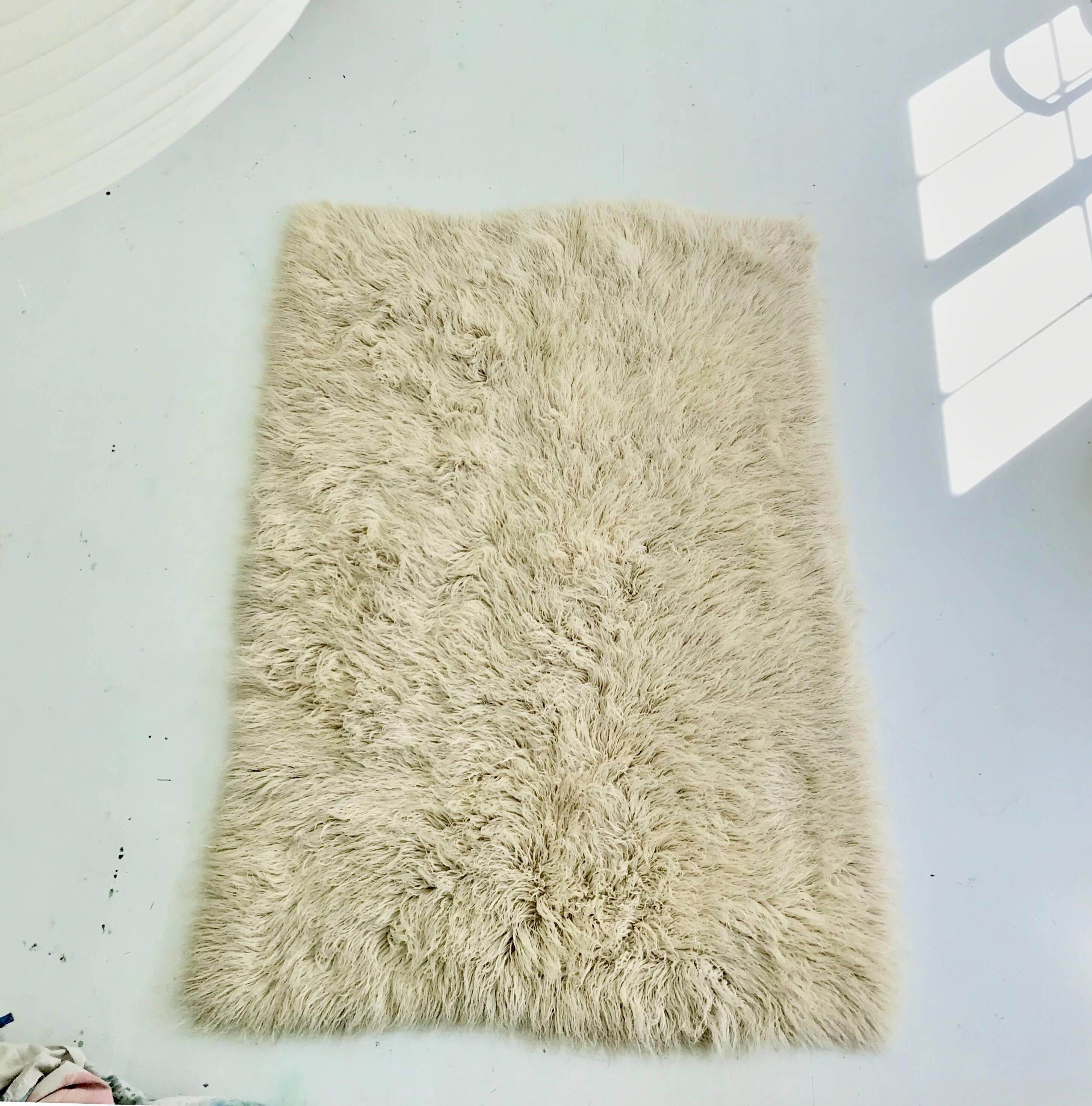 A high quality vintage 100% wool flokati rug by Athens, Greece rug maker Karamichos & Co.
Boho chic hipness that feels as good as it looks.