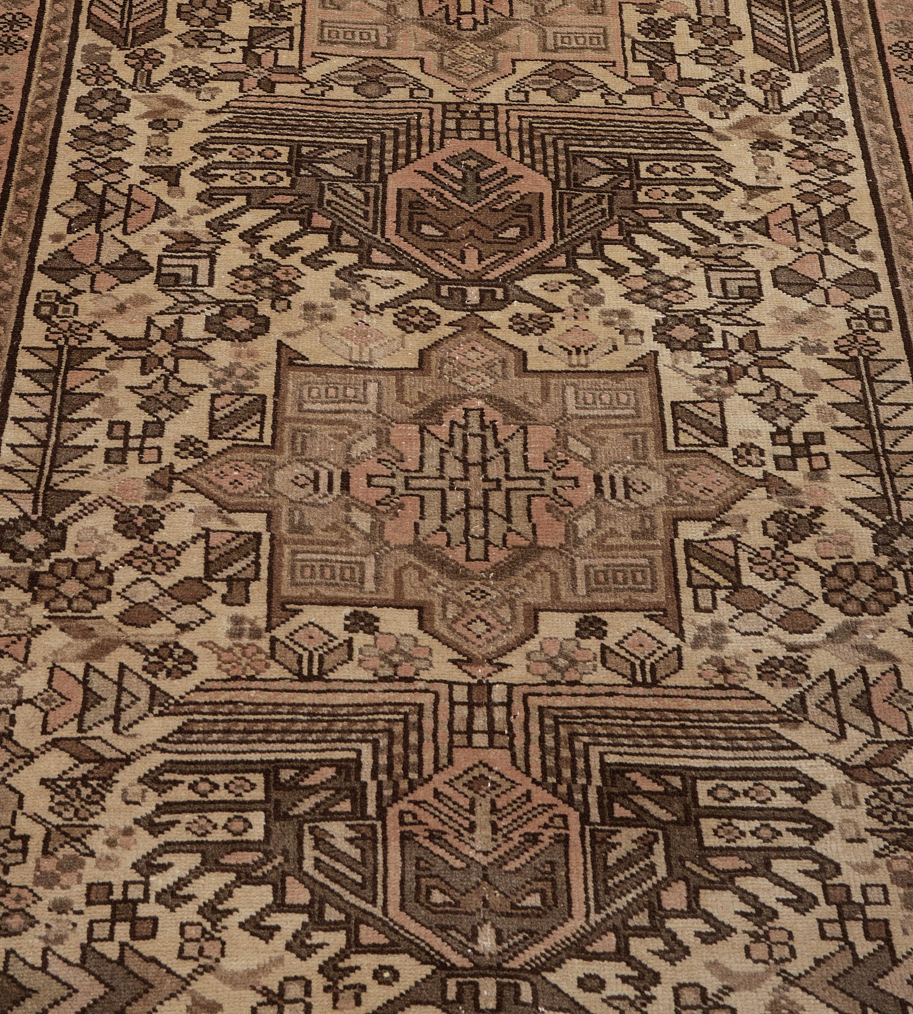 Vintage Wool Floral und Leafy Brown Wool Persian Heriz Läufer (Persisch) im Angebot