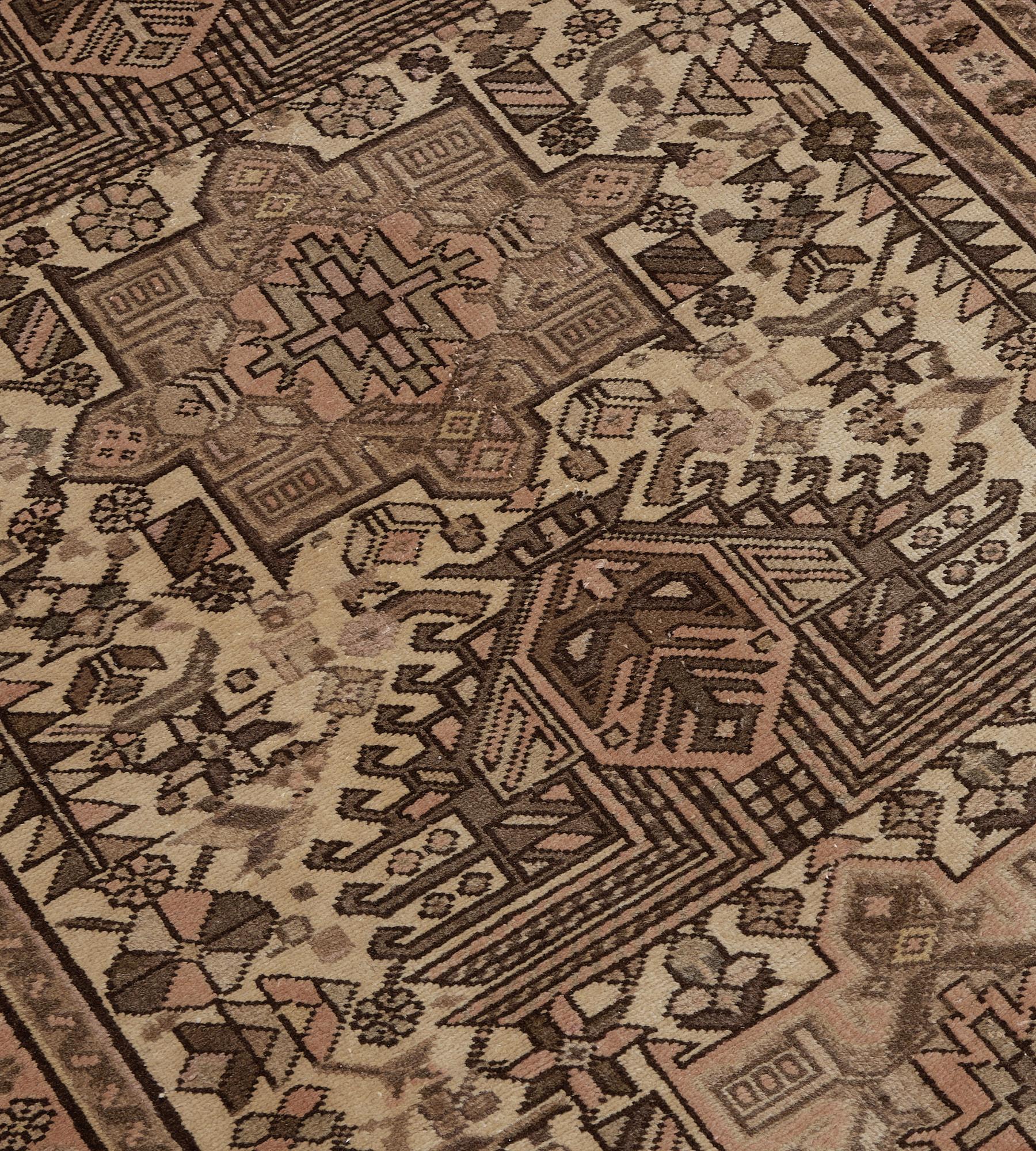 Vintage Wool Floral und Leafy Brown Wool Persian Heriz Läufer (Handgeknüpft) im Angebot