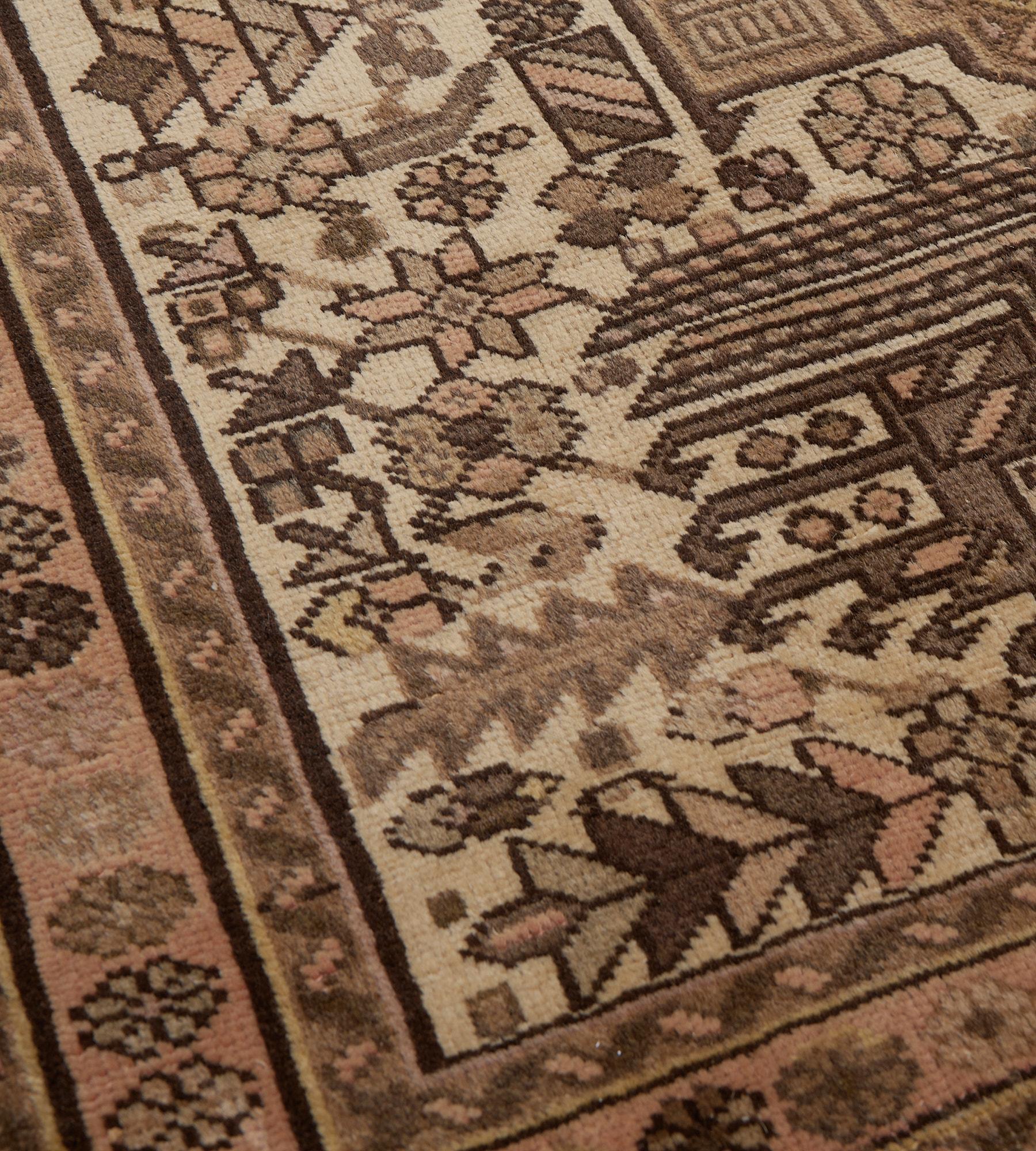 Vintage Wool Floral und Leafy Brown Wool Persian Heriz Läufer im Zustand „Gut“ im Angebot in West Hollywood, CA