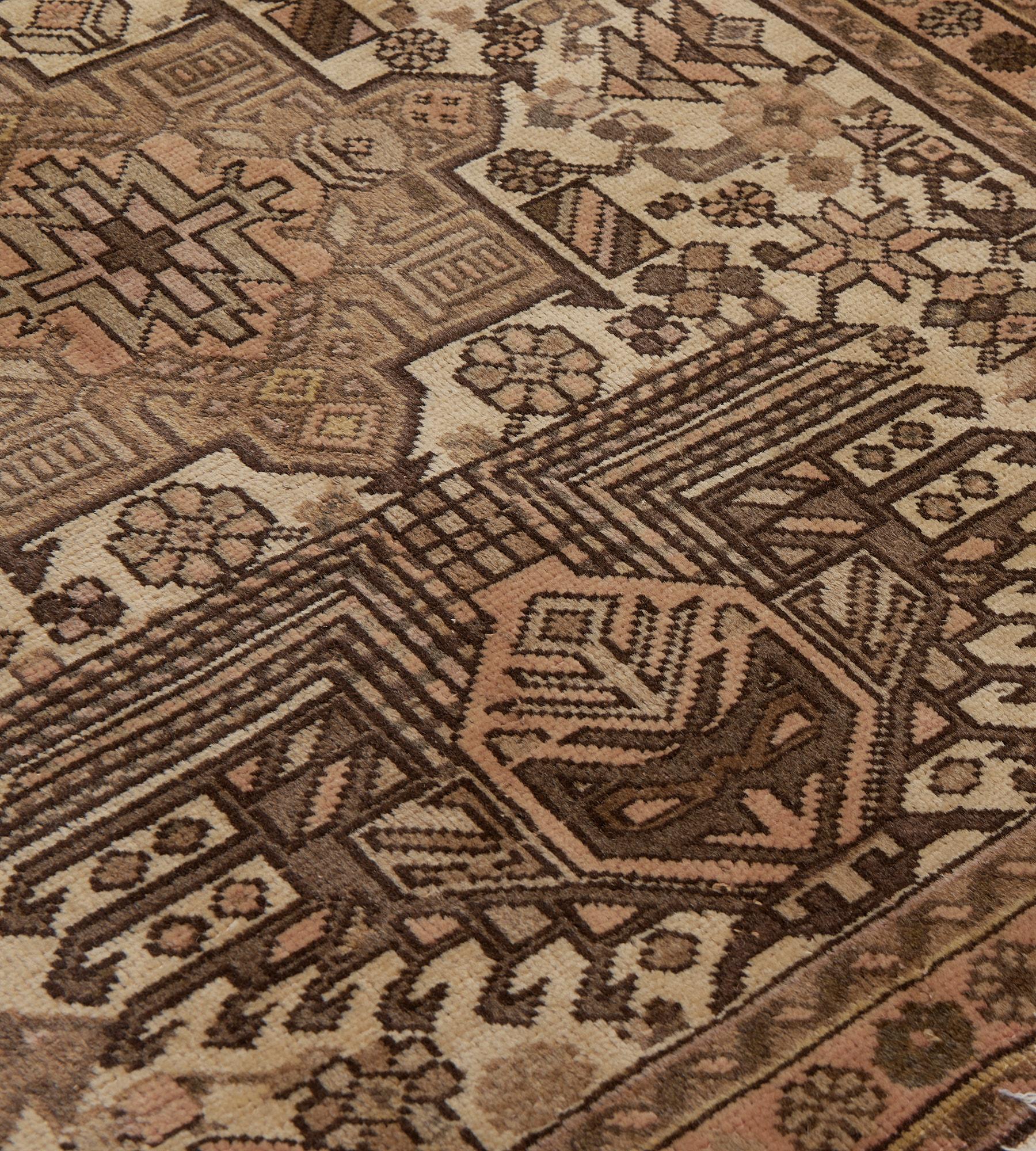 Vintage Wool Floral und Leafy Brown Wool Persian Heriz Läufer (20. Jahrhundert) im Angebot