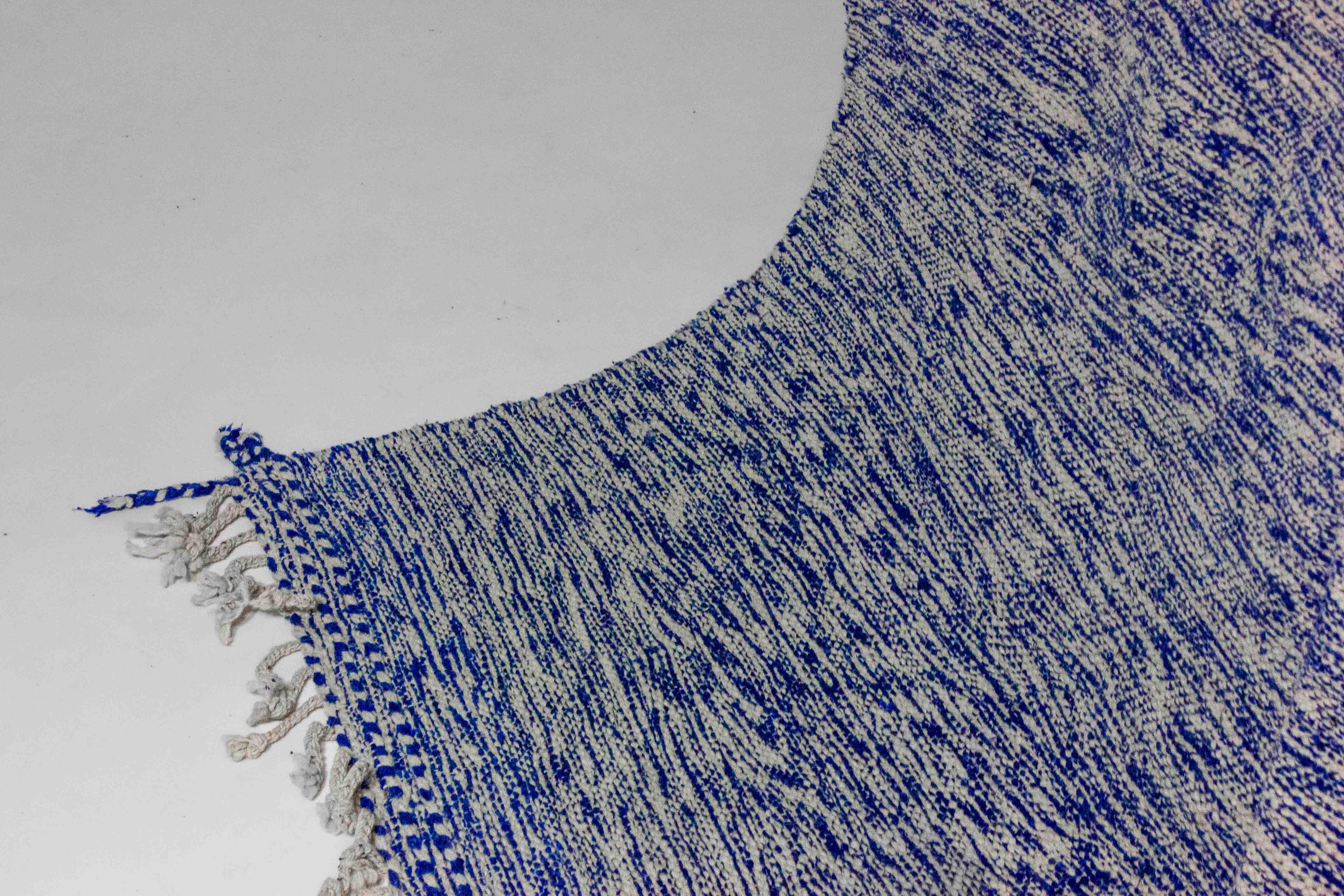 Fine XX secolo Tappeto berbero folk art in lana d'epoca in lana blu catalina in vendita