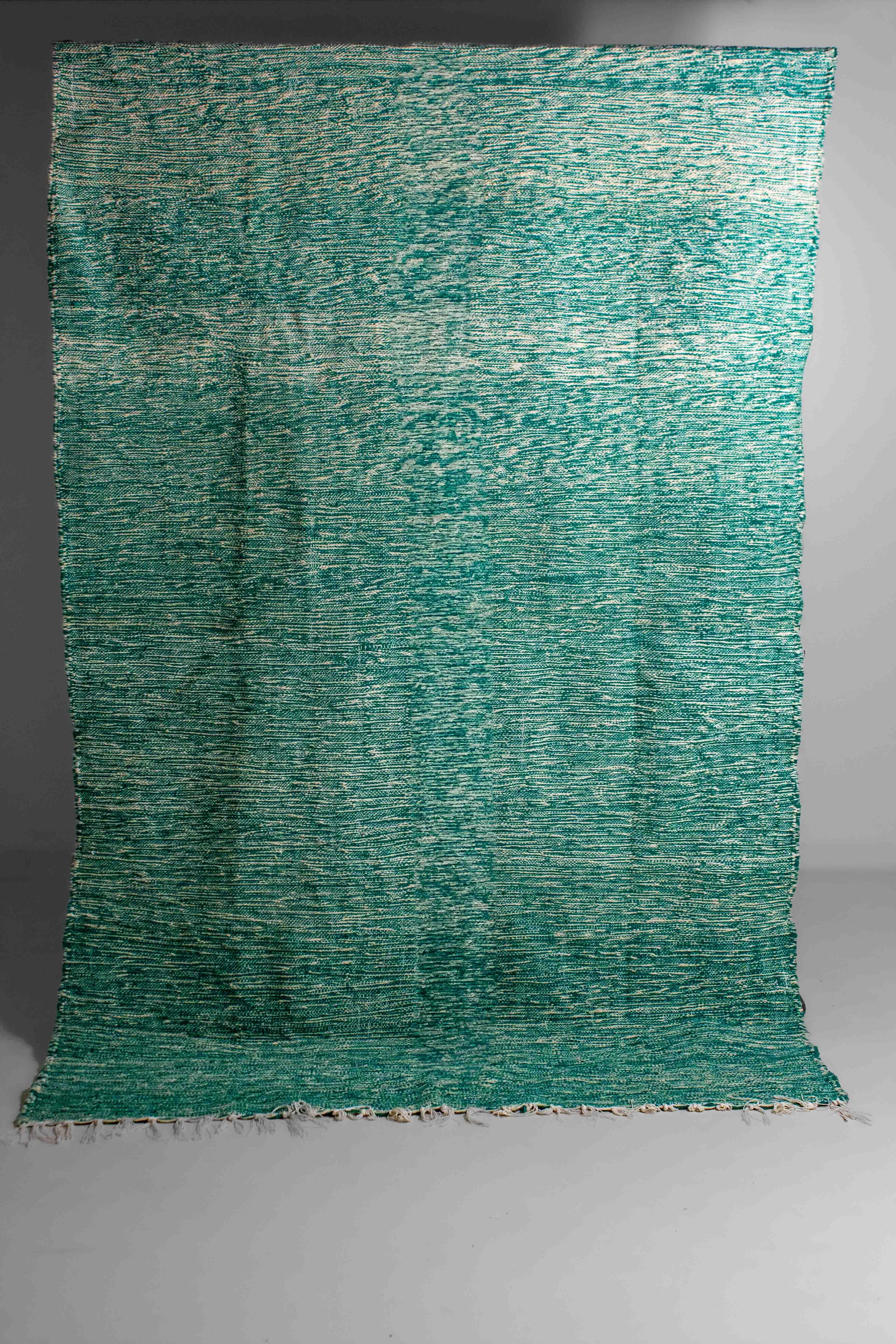 Arte popolare Tappeto berbero folk art in lana d'epoca in verde giada sbiadito in vendita