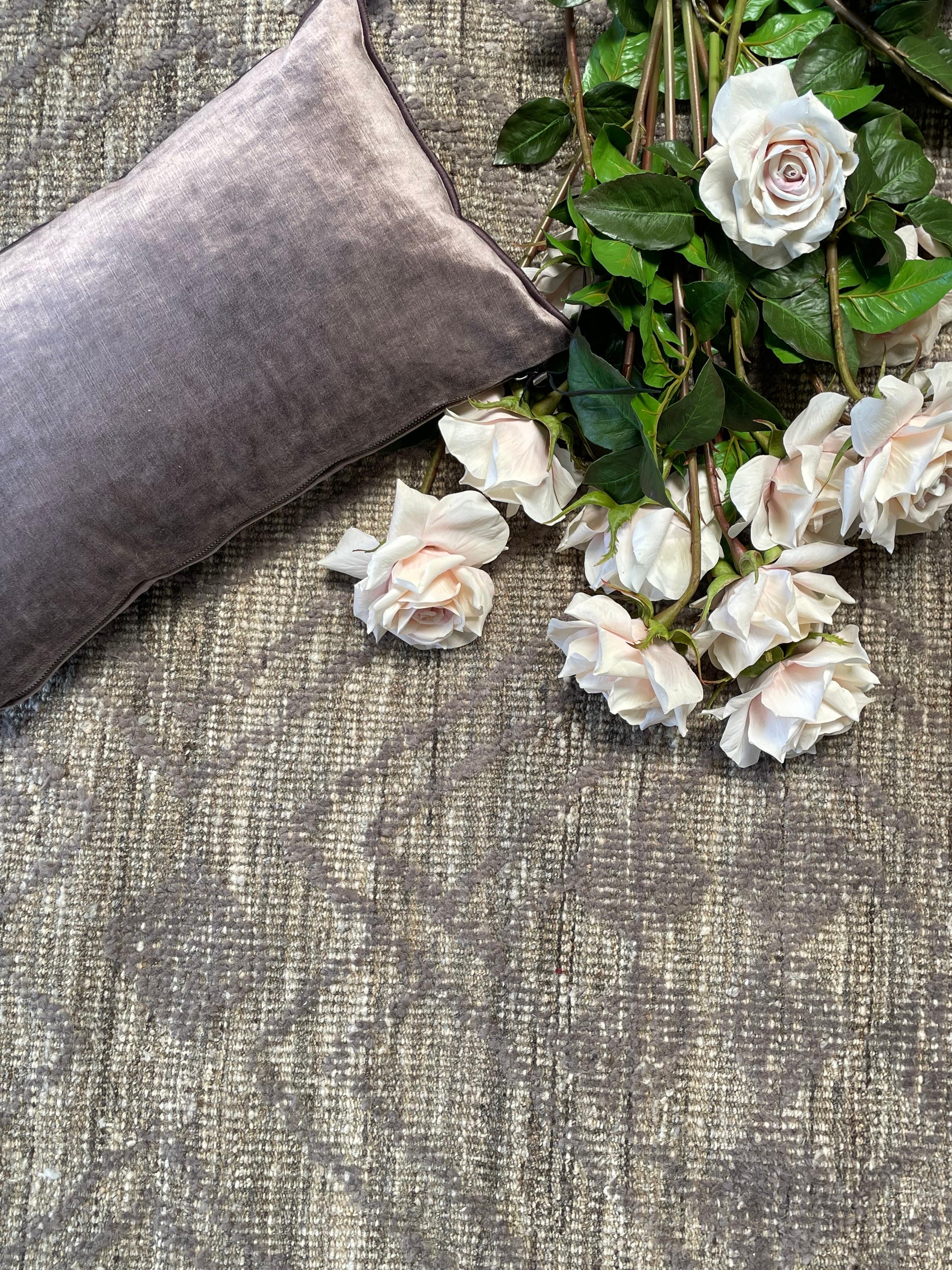 Tabriz
Bellissimo tappeto Tabriz antico di qualità con toni neutri e un intricato motivo geometrico. 
Si prega di notare che, essendo un articolo vintage, questo pezzo può presentare imperfezioni, variazioni di modello e/o di colore, il che è