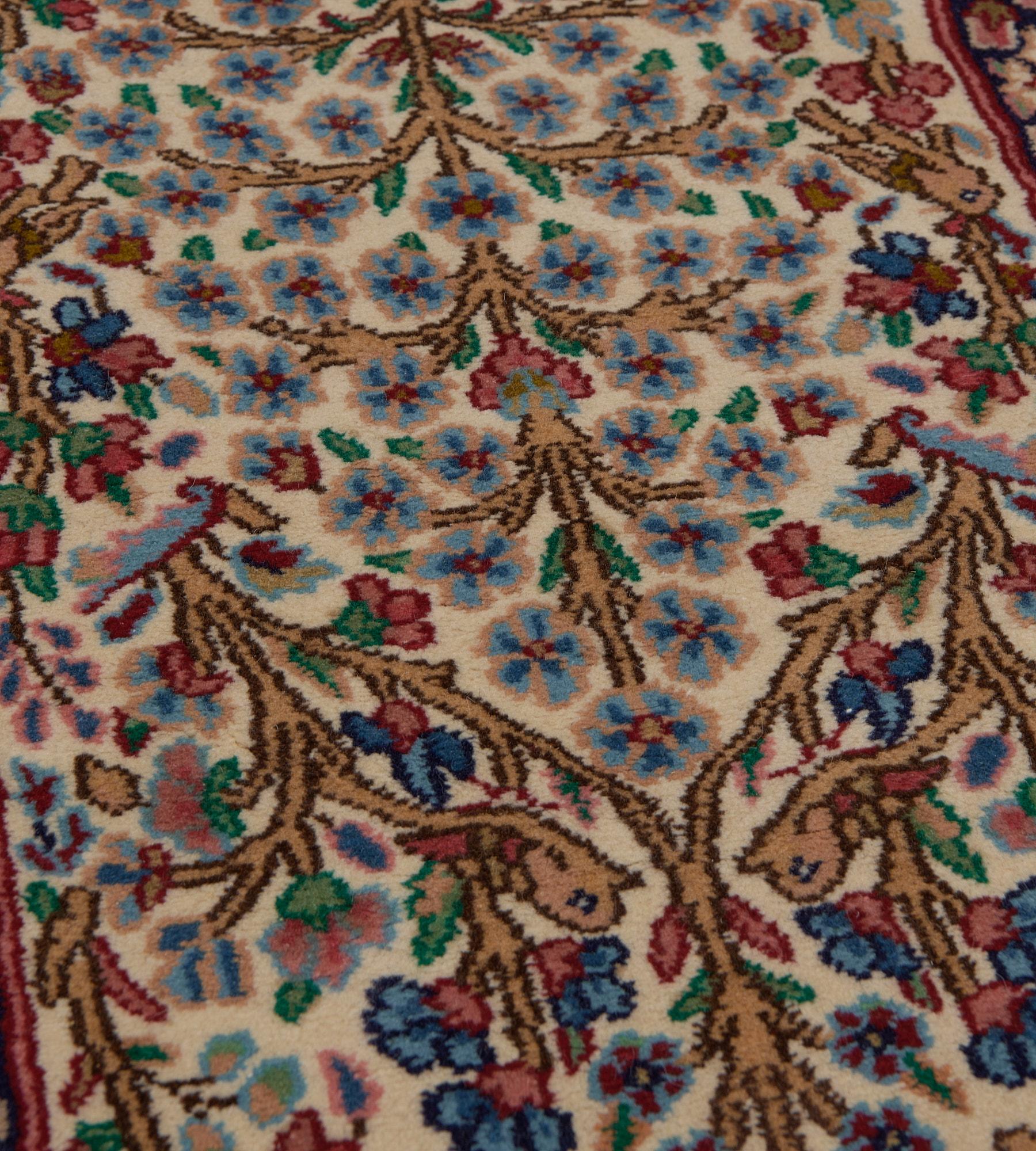 Vintage Wolle Elfenbein und rot geblümt Persisch Kerman Läufer im Zustand „Gut“ im Angebot in West Hollywood, CA