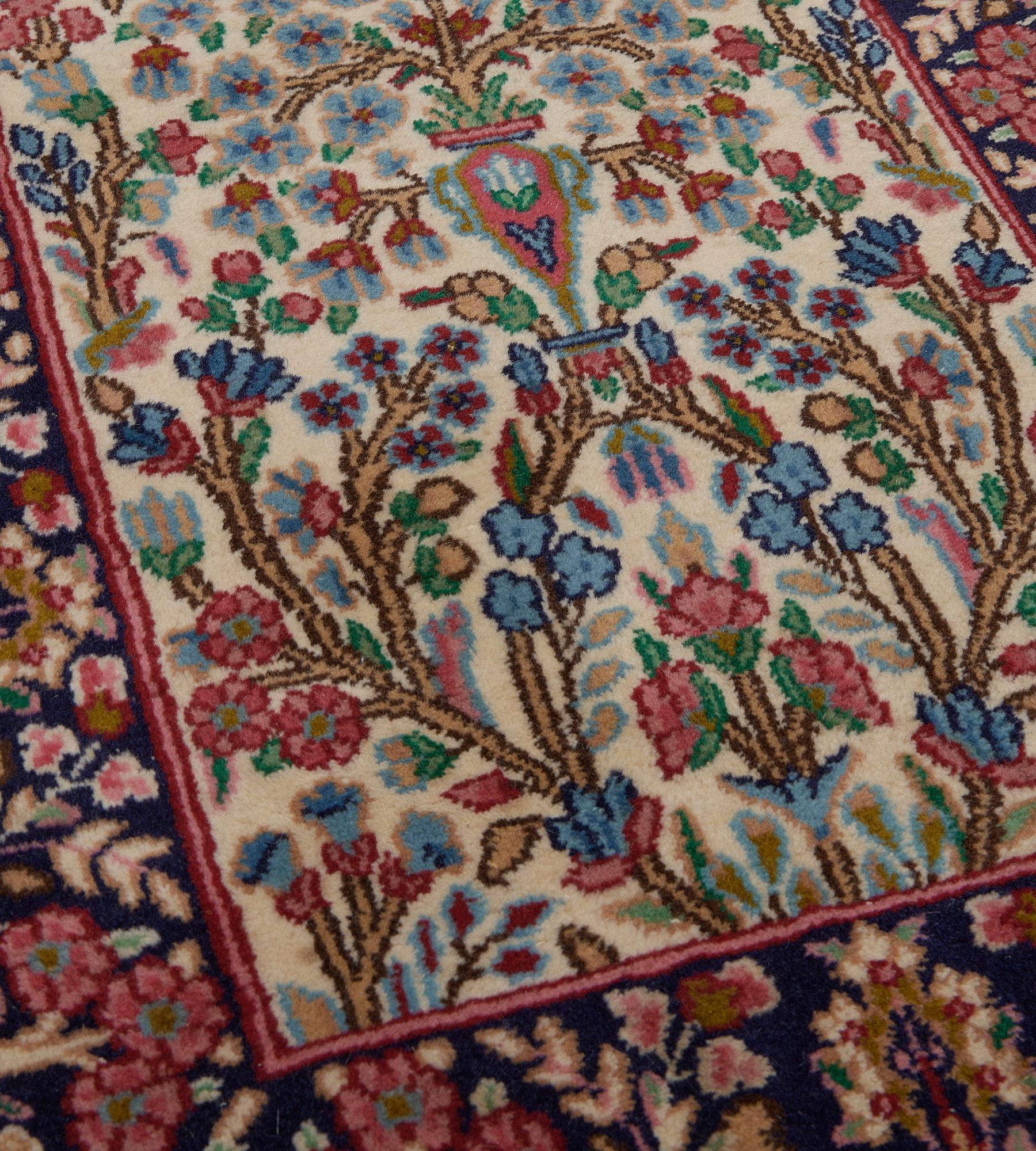 Vintage Wolle Elfenbein und rot geblümt Persisch Kerman Läufer im Angebot 1
