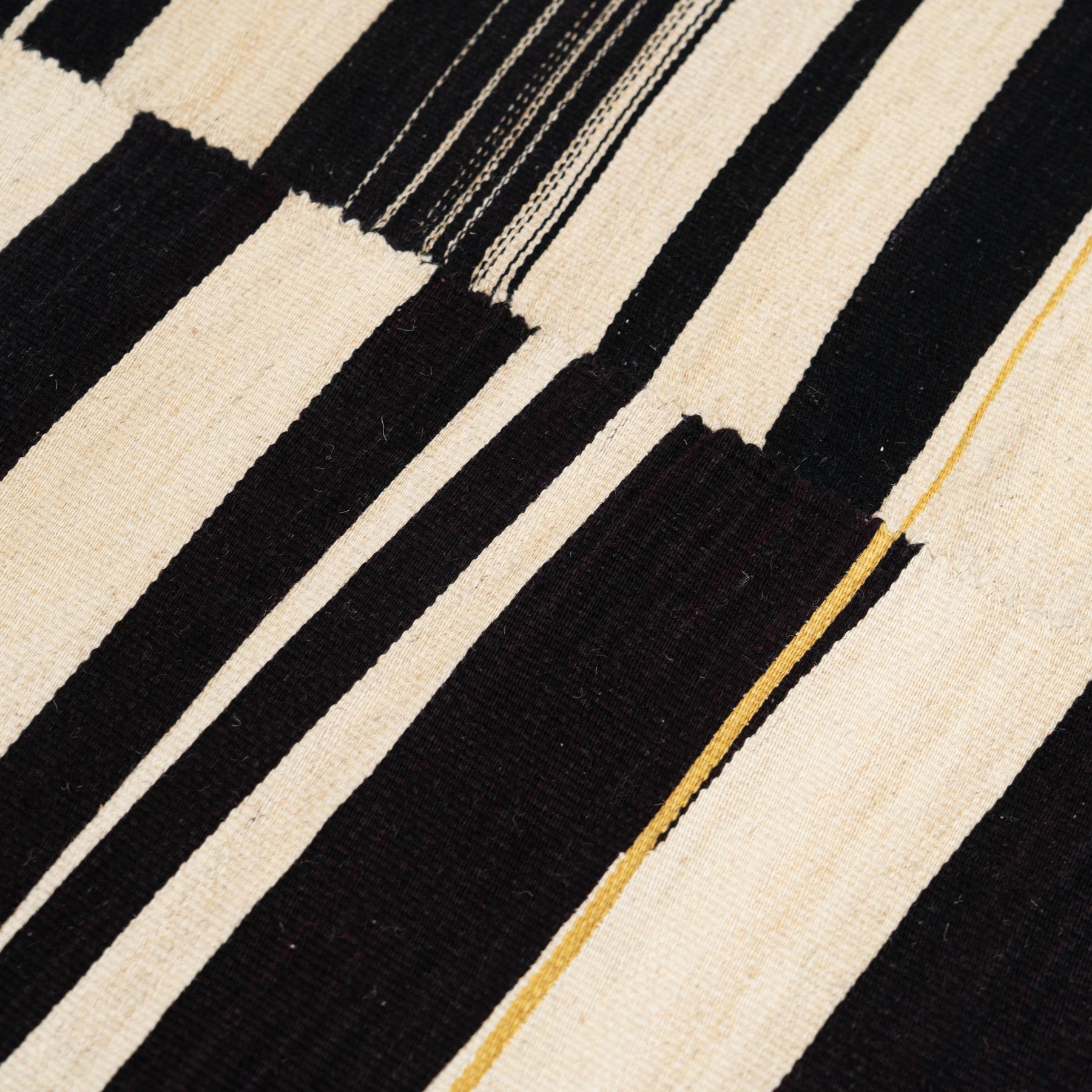 Vintage Wool Kilim Rug – 1970s, White and Black Tones, Modern Geometric Design In Good Condition For Sale In Barcelona, Barcelona
