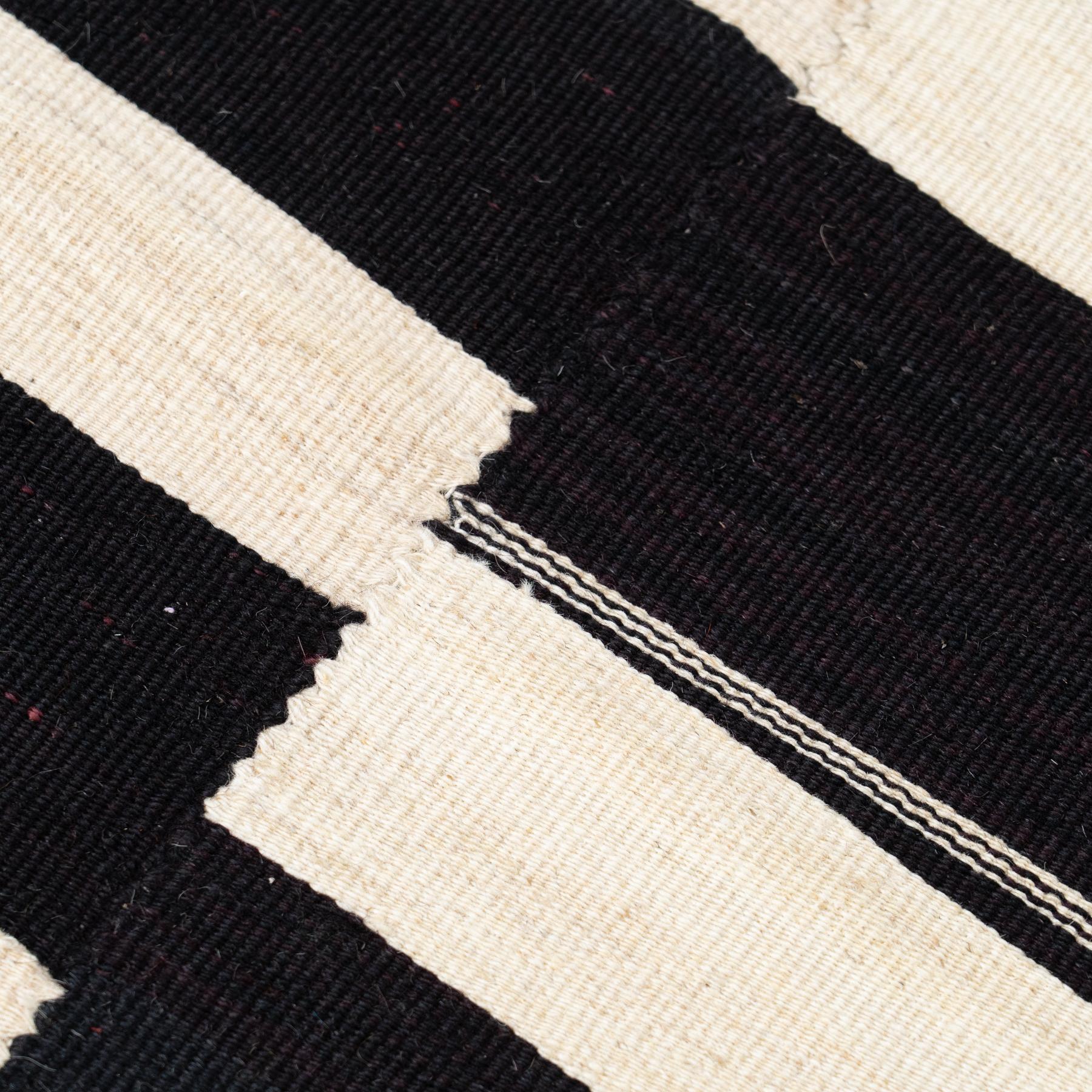 Vintage Wool Kilim Rug – 1970s, White and Black Tones, Modern Geometric Design For Sale 1