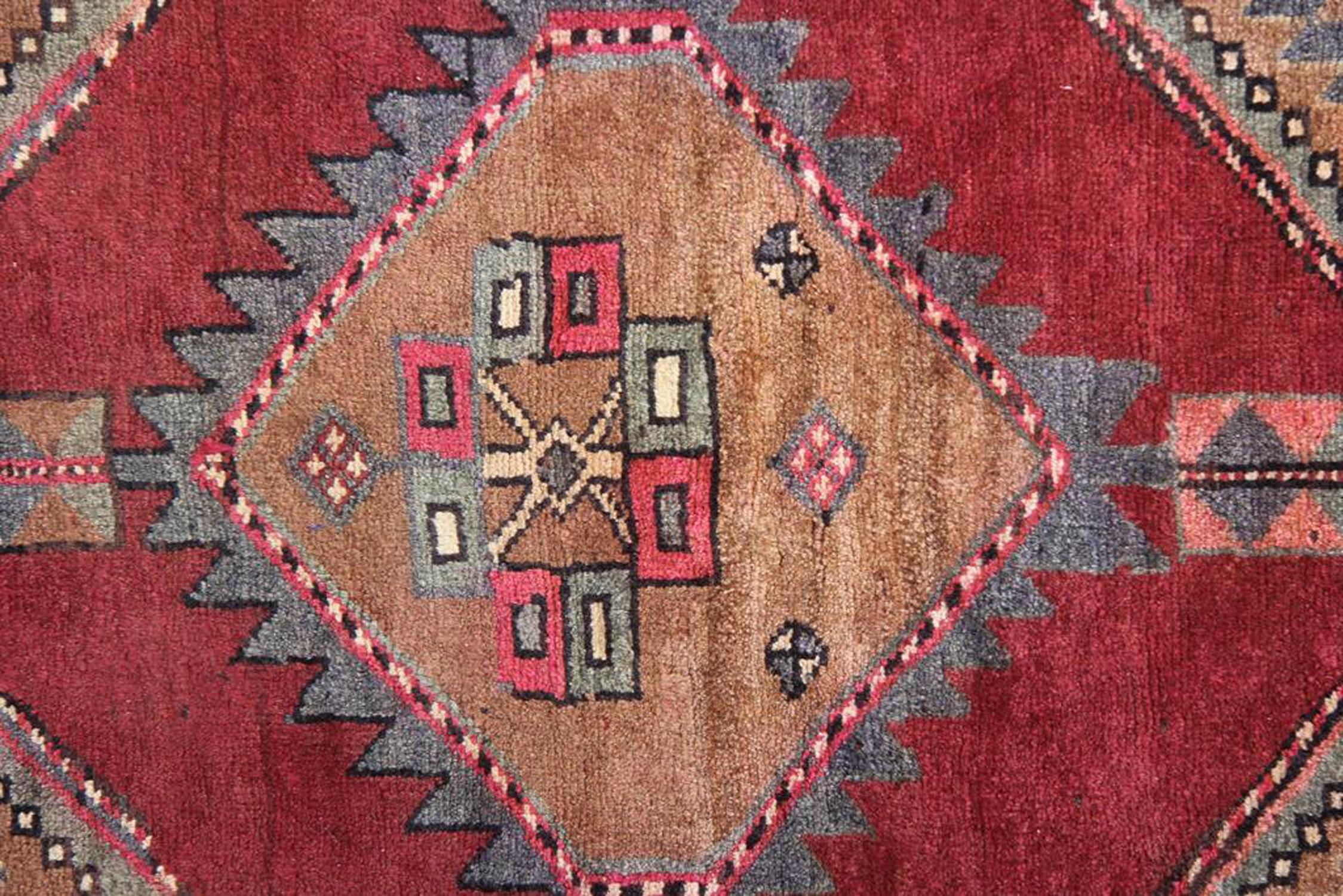 Tribal Tapis de couloir vintage en laine du Caucase rouge tissé à la main en vente