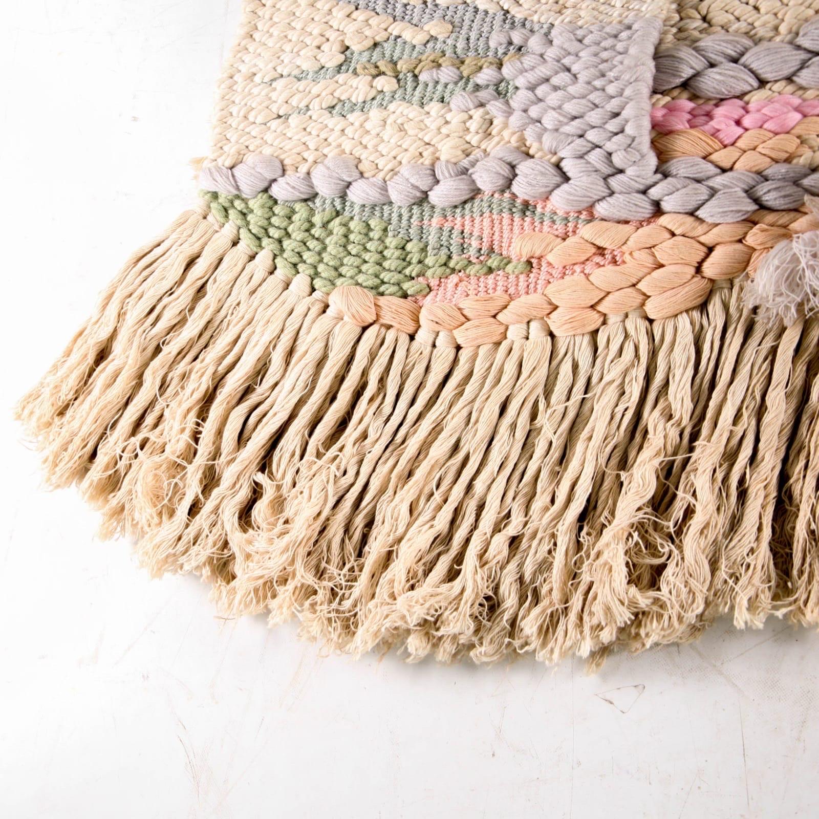Vintage wool tapestry In Excellent Condition In Isle Sur Sorgue, FR