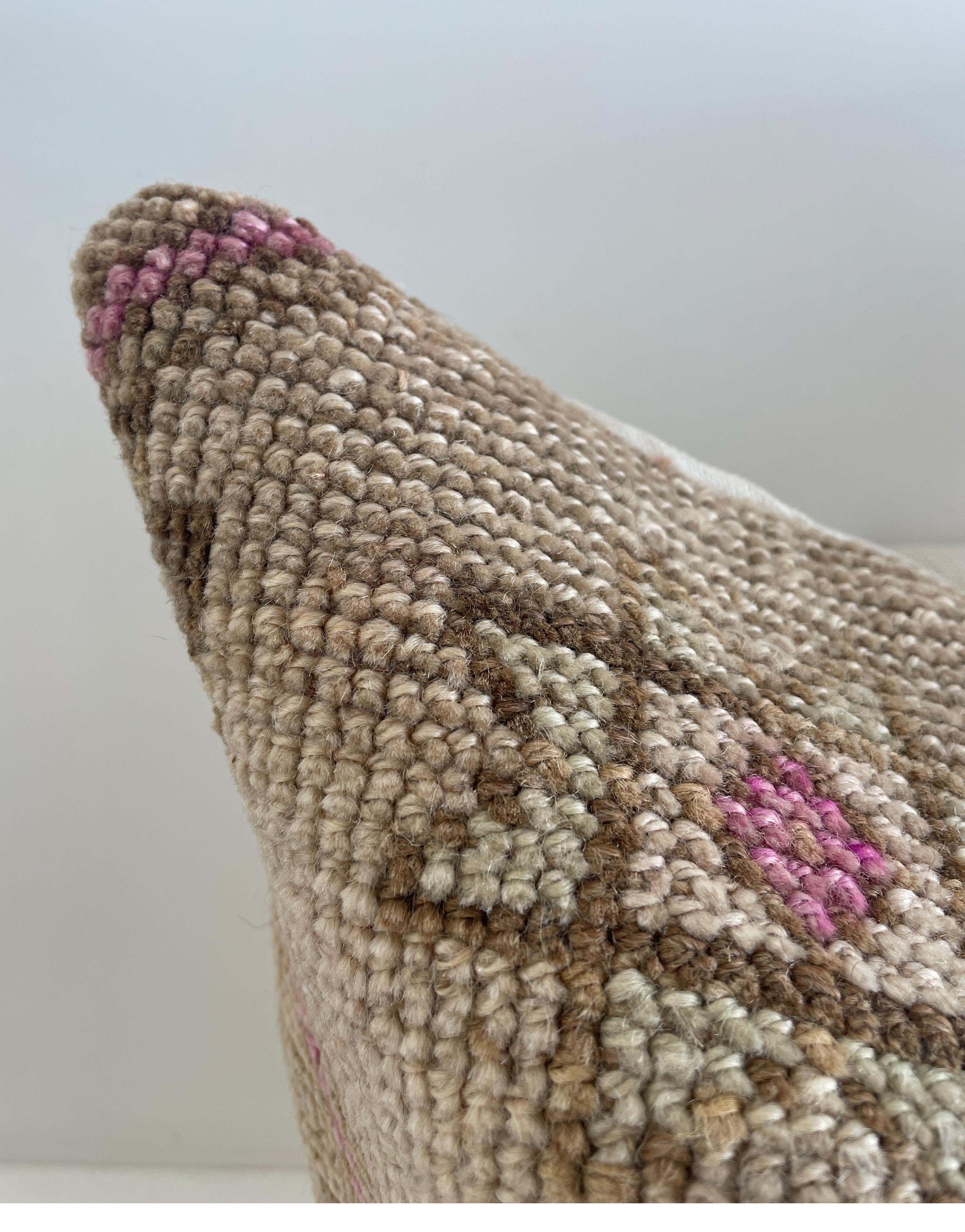 Cuscino d'accento realizzato su misura a partire da un bellissimo tappeto turco del XIX secolo. Tutti i tessuti sono stati puliti professionalmente prima della costruzione. Chiusura a cerniera
Colori: marroni, creme, tauppi, blush e toni neutri