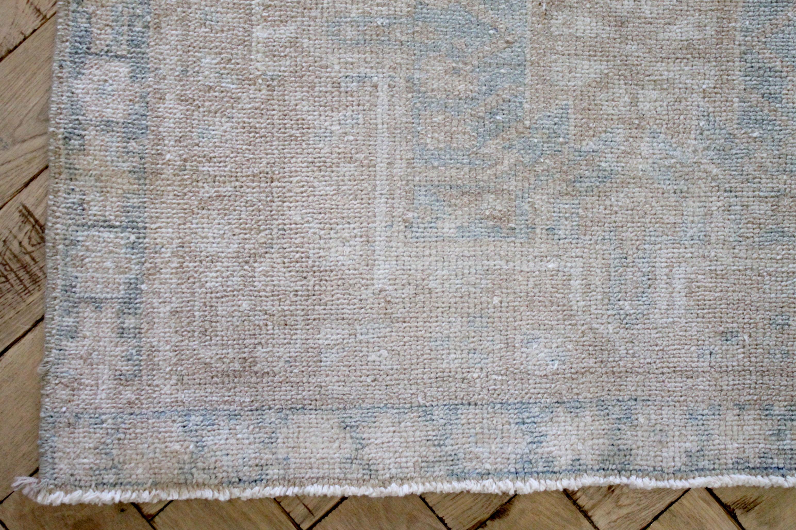 Schöner langer türkischer Vintage-Teppich in warmen Naturtönen mit sanften Blautönen.
Ideal für Küche, Flur oder Bad.
Maße: 2'7