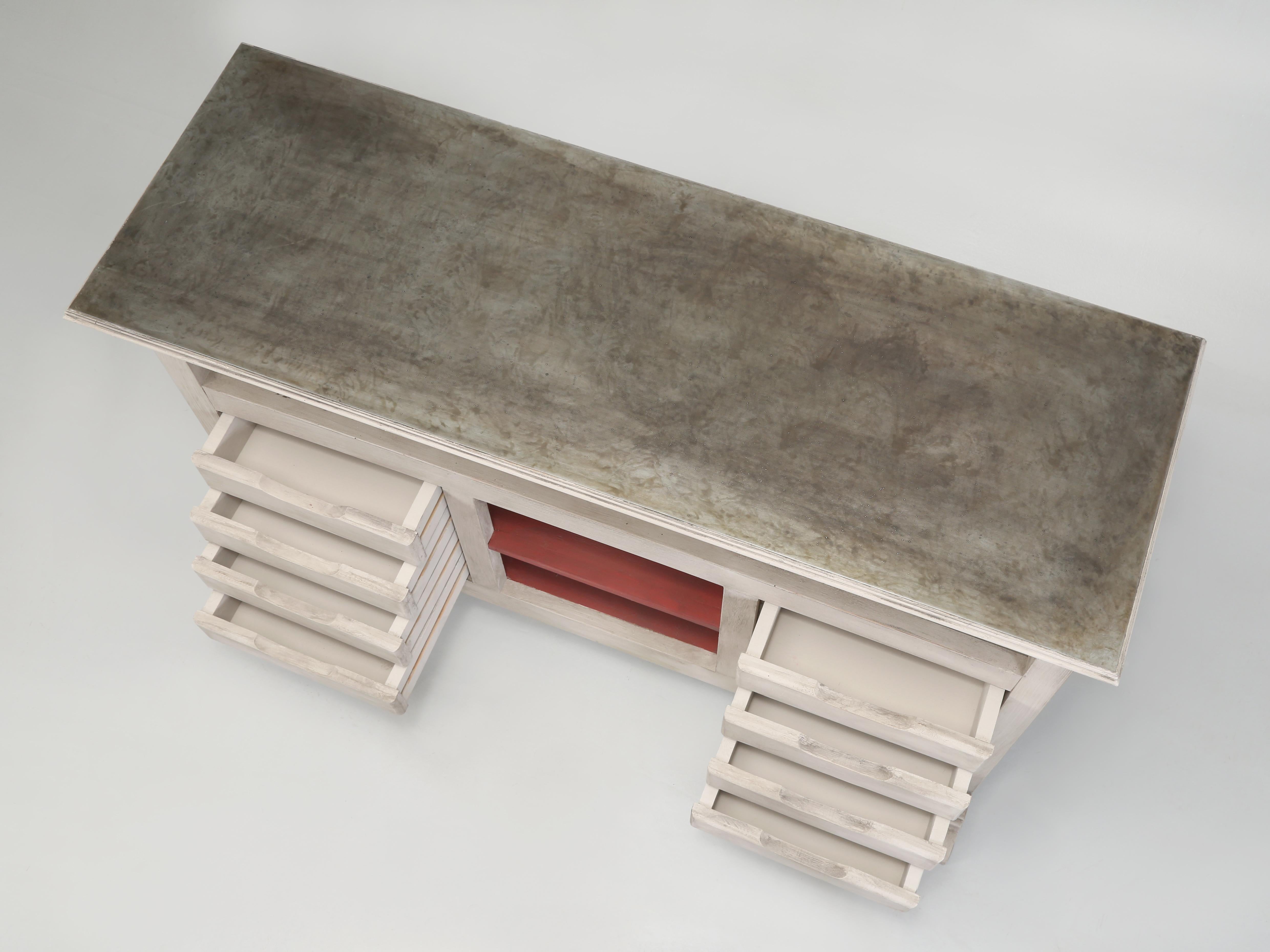 Mesa consola o isla de cocina con tapa de cinc de estilo rústico francés que nuestro Taller de Tablones Viejos recuperó de un banco de carpintero. Nuestro insólito banco de trabajo estuvo parado en el taller durante mucho tiempo y nadie parecía