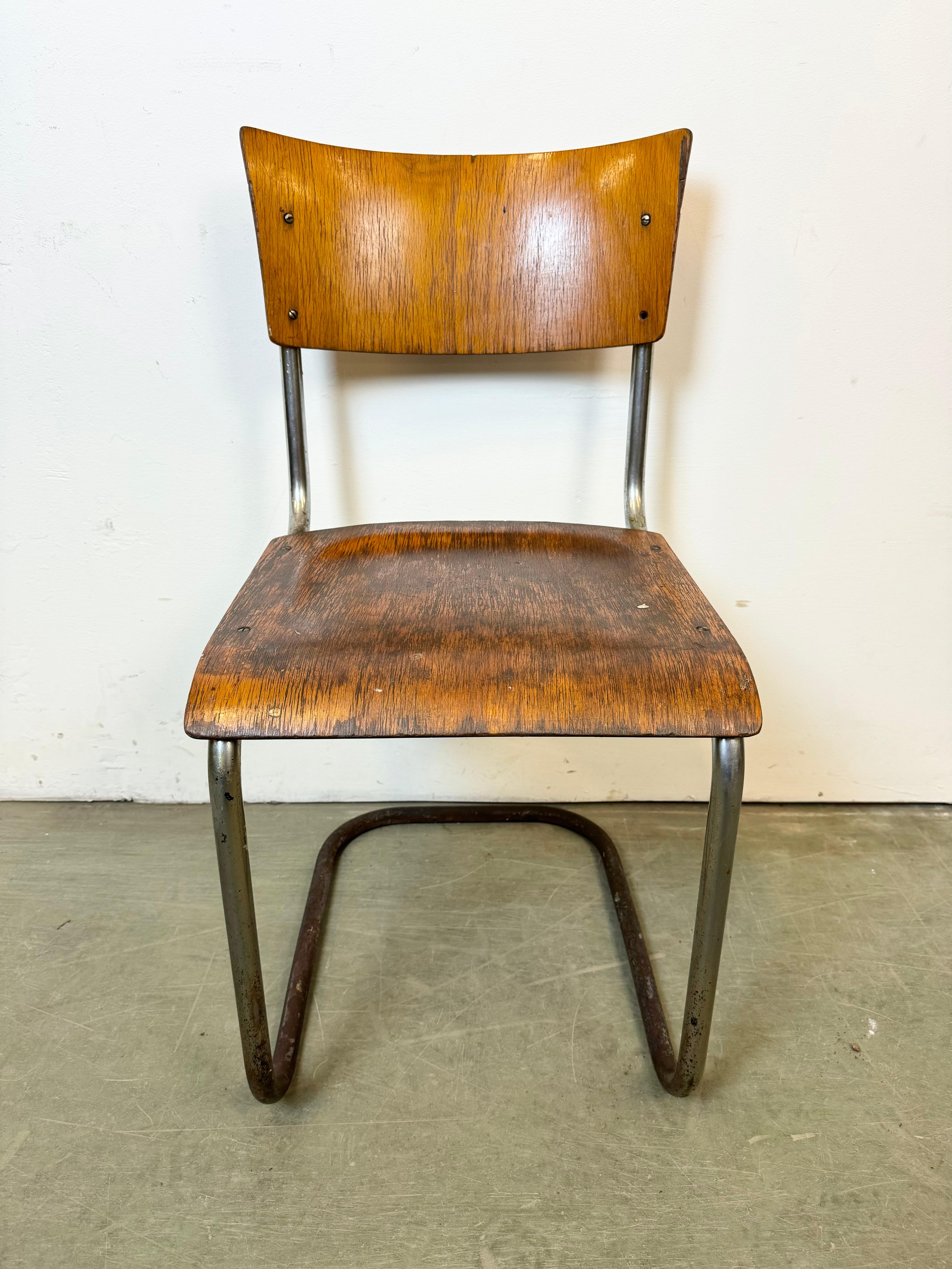 Vintage-Industriestuhl, hergestellt in der ehemaligen Tschechoslowakei in den 1960er Jahren. Die Konstruktion besteht aus verchromtem Eisen, Sitz und Rückenlehne sind aus Sperrholz gefertigt. Das Gewicht des Stuhls beträgt 5 kg.
